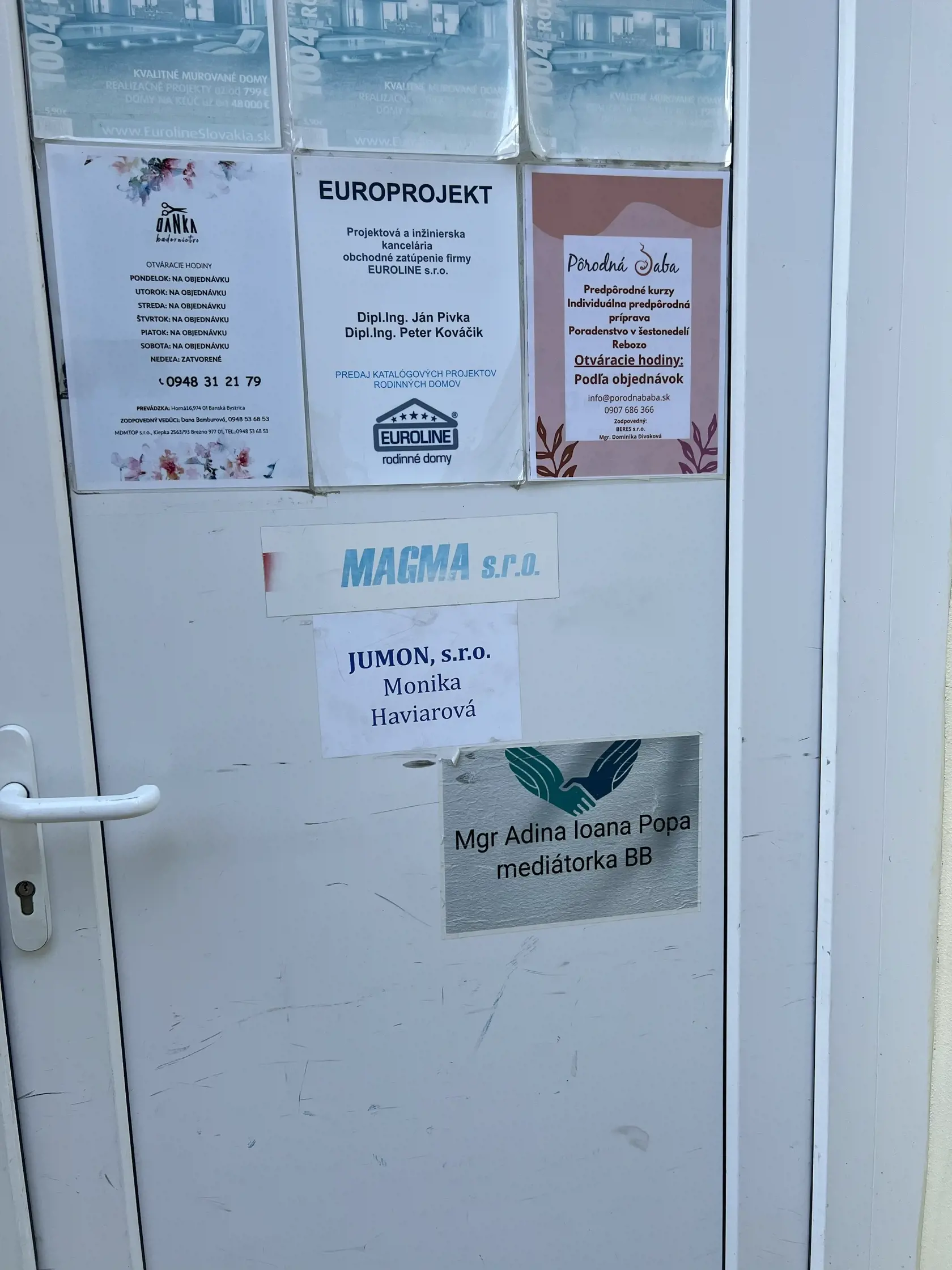 Kancelária neznámej ženy sídli na skutočne zvláštnom mieste.