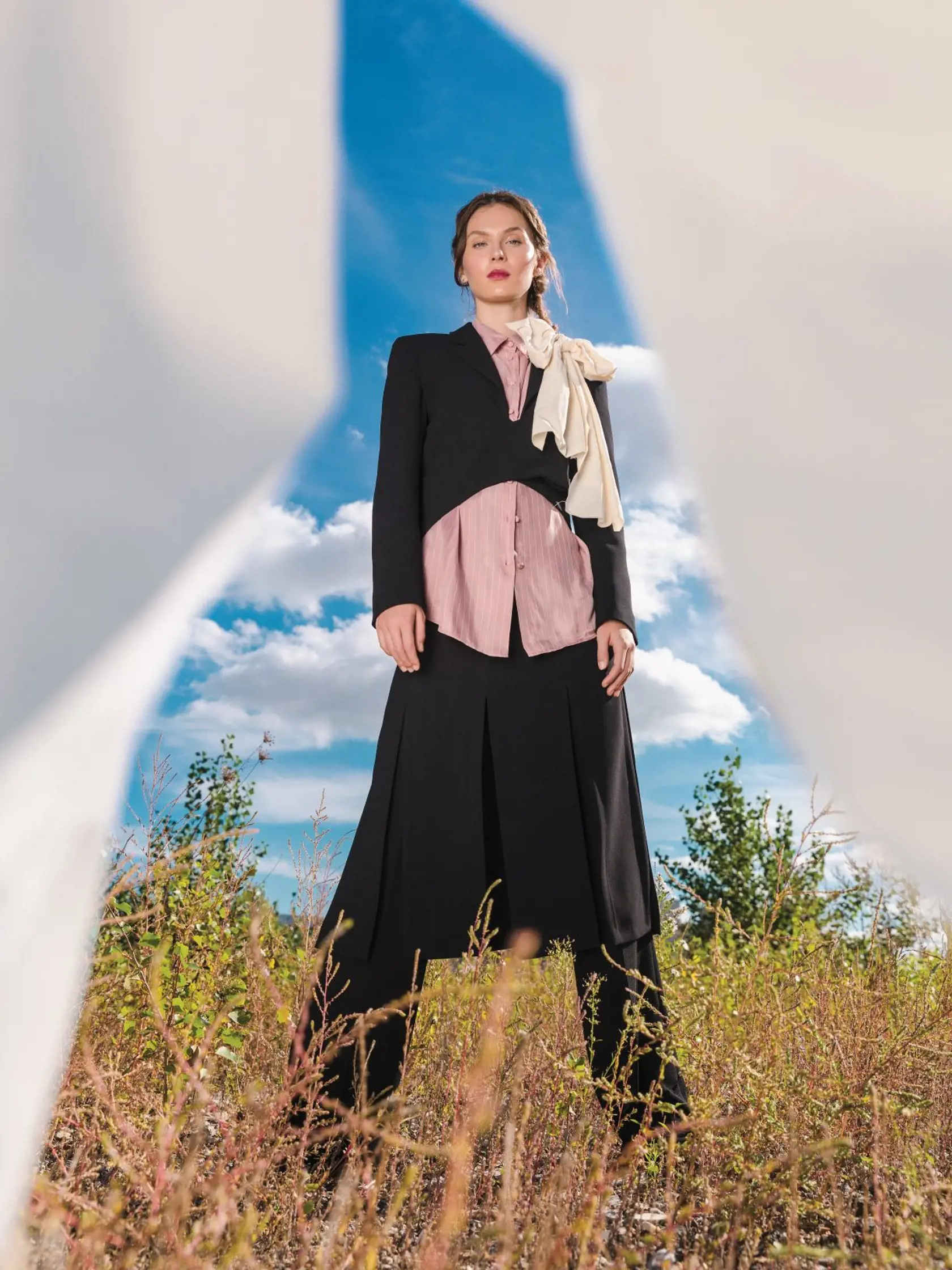 Fashionistky poteší trend vrstvenia, ktorý dodáva kostýmu originálny charakter. Sukňa na nohavice? Prečo nie! Len dodržiavajte pravidlo zladeného materiálu. Menej odvážne môžu siahnuť po asymetrickom saku.
