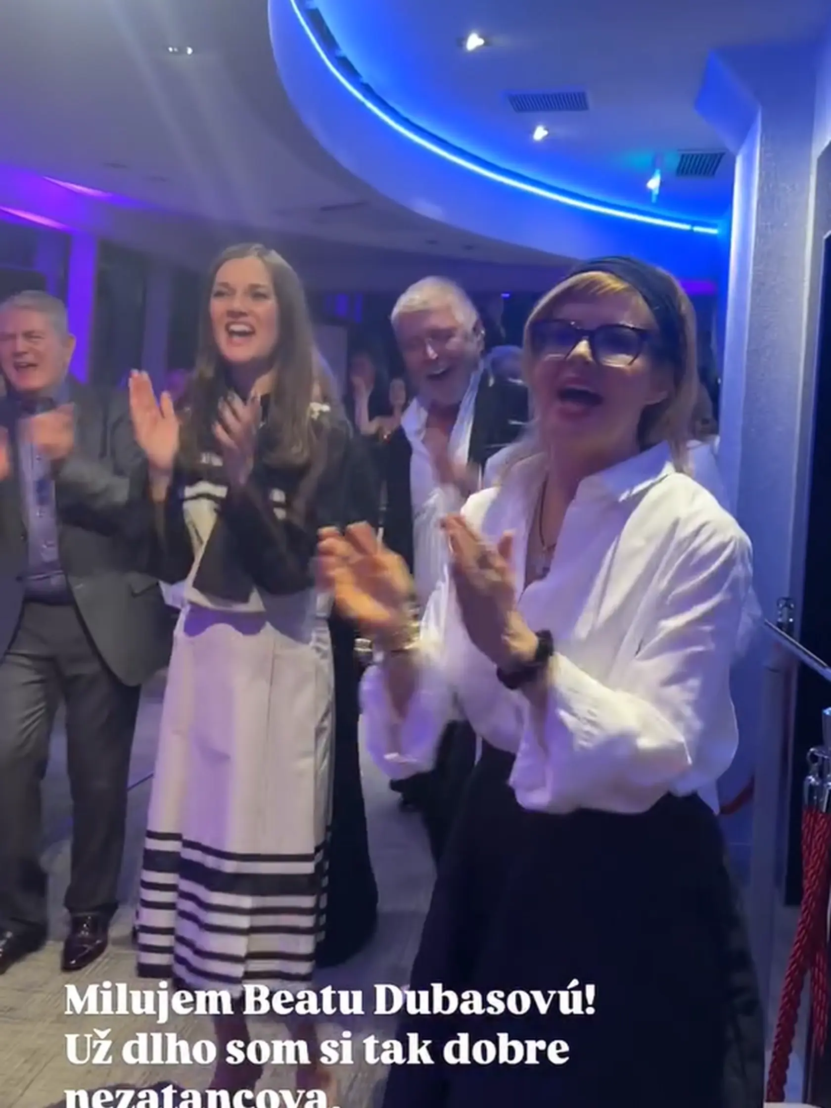 Veľkolepá oslava 70-ky Aleny Heribanovej: Hosťom zaspievala Beáta Dubasová. Legendy Slovenskej televízie si skvele zatancovali. Vpredu Soňa Müllerová.