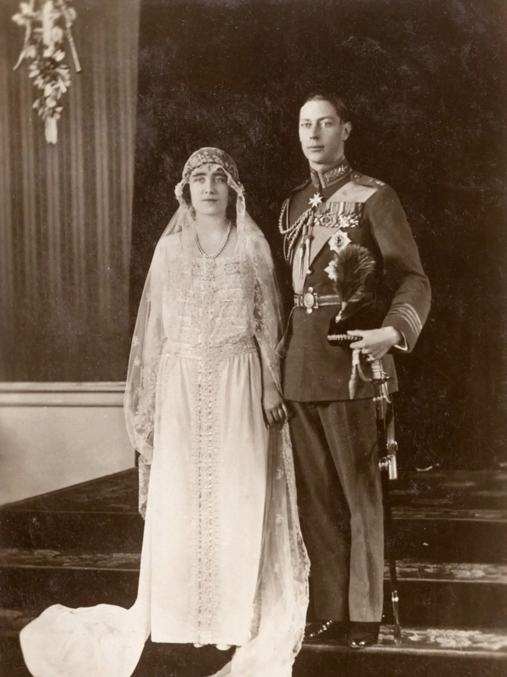 Alžbeta, kráľovná matka (1900-2002) bola dcérou Clauda Bowes-Lyona, lorda z Glamisu, ktorého rodina pochádzala zo škótskeho kráľovského rodu. Elizabeth Angela Marguerite sa v roku 1923 vydala za princa Alberta z Yorku, budúceho kráľa Juraja VI., prezývaného Bertie, hoci jeho prvú žiadosť o roku odmietla. Narodili sa im dve dcéry – kráľovná Alžbeta II. a princezná Margaret (1930-2002).