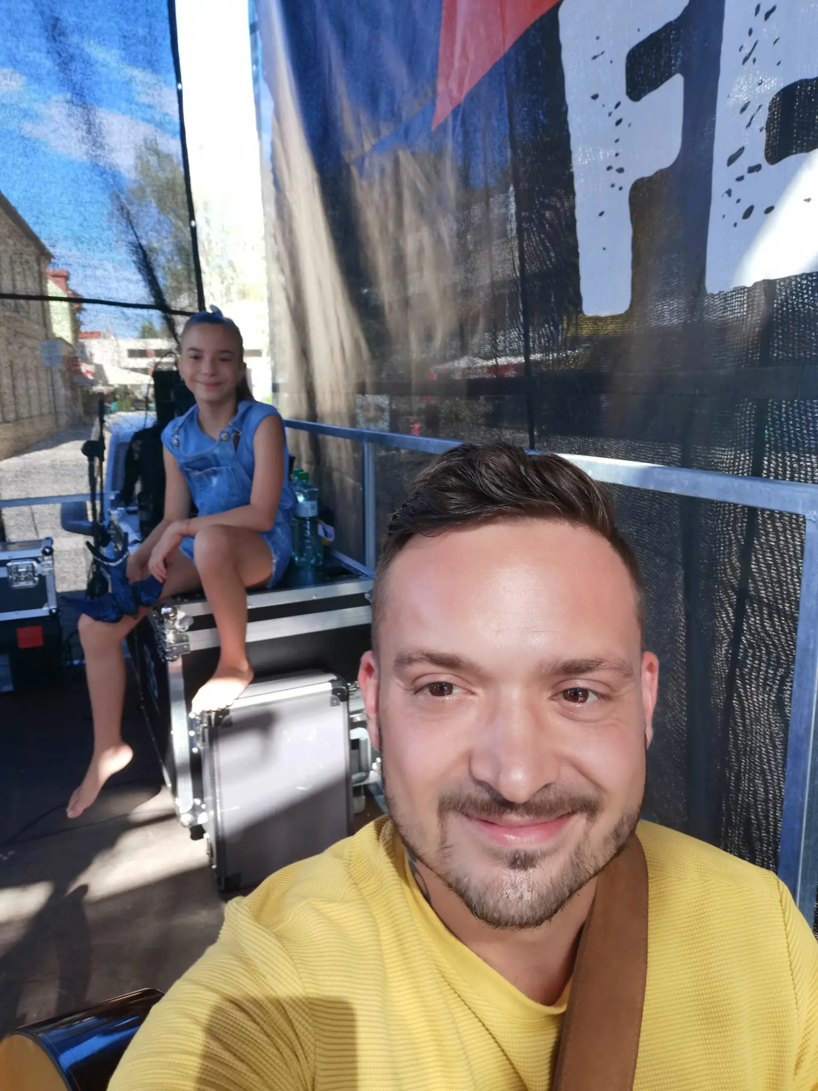 Robo Papp a Isabella v zákulisí pódia.