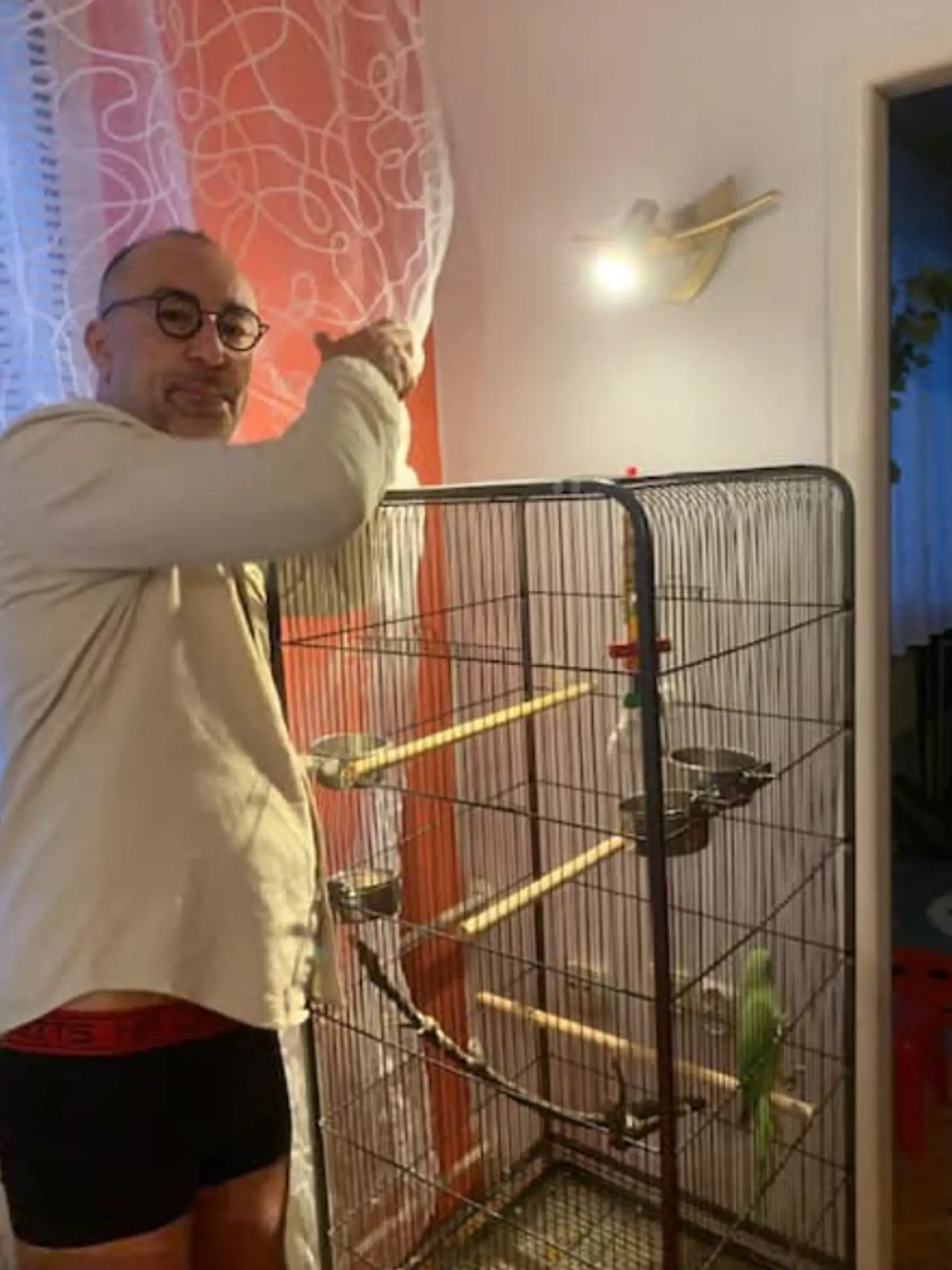 Marián Čurko vešal mame záclony.