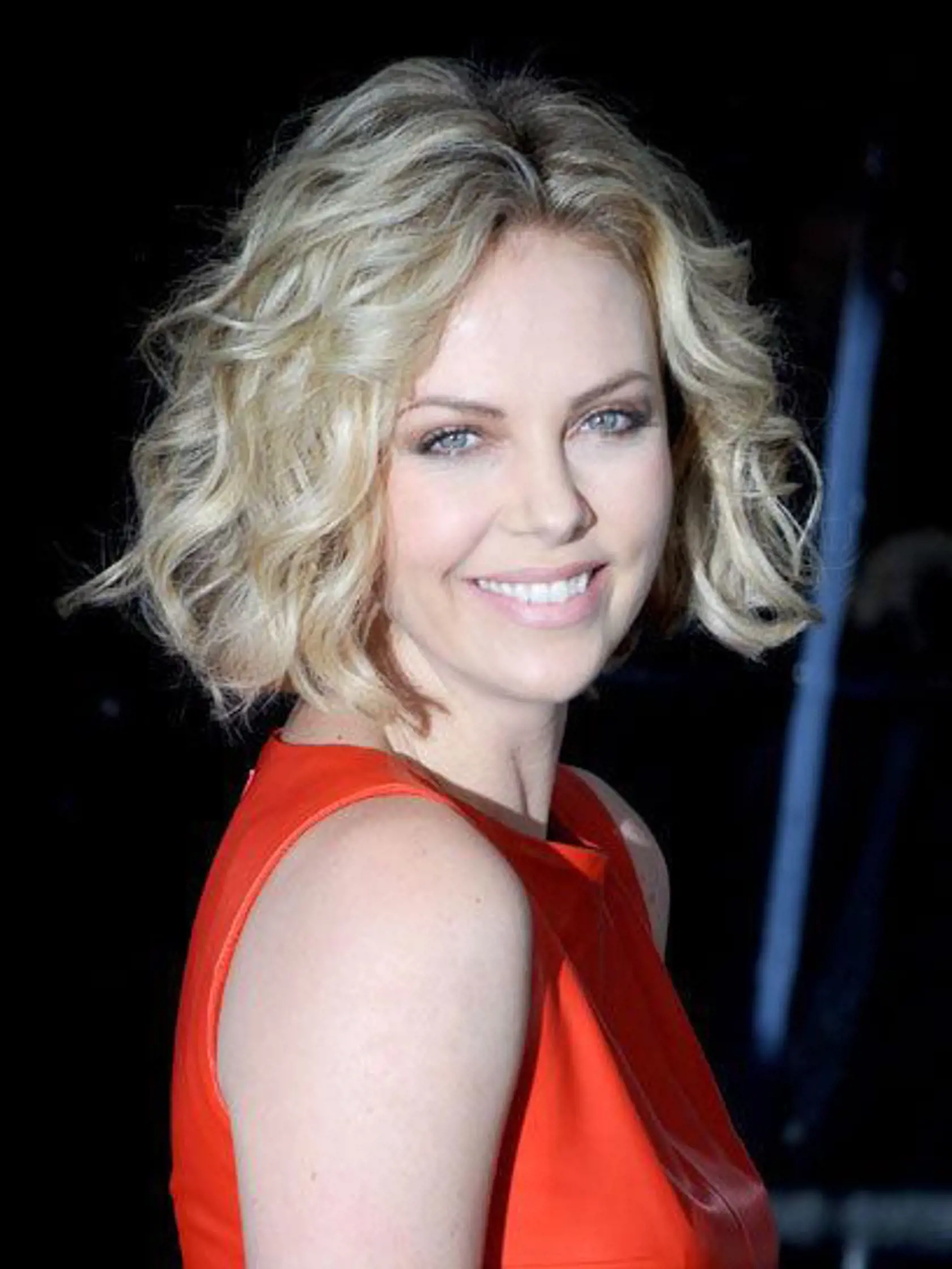 Nádhernej Charlize Theron pristane kratší zvlnený
