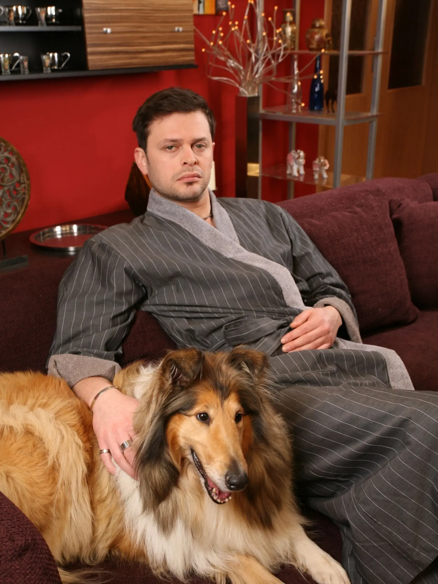 Alexander Bárta ako Milan Kordiak
Alexandrovi “Ňusimu” Bártovi sadla rola v Paneláku ako uliata a razom ho milovalo nielen divadelné, ale aj televízne publikum. Milan Kordiak bol prototyp zlého chlapca. V živote sa mu v začiatkoch veľmi darilo – mal milenku na každý prst a vedel vybaviť akúkoľvek záležitosť, a to nielen pre seba , ale aj pre svojich susedov. Po istom čase mu do života príde starý kamarát Marcel „Maslák“ Maslovič, ktorý ho pod vidinou vysokého zisku vtiahne na „zlé chodníčky“.