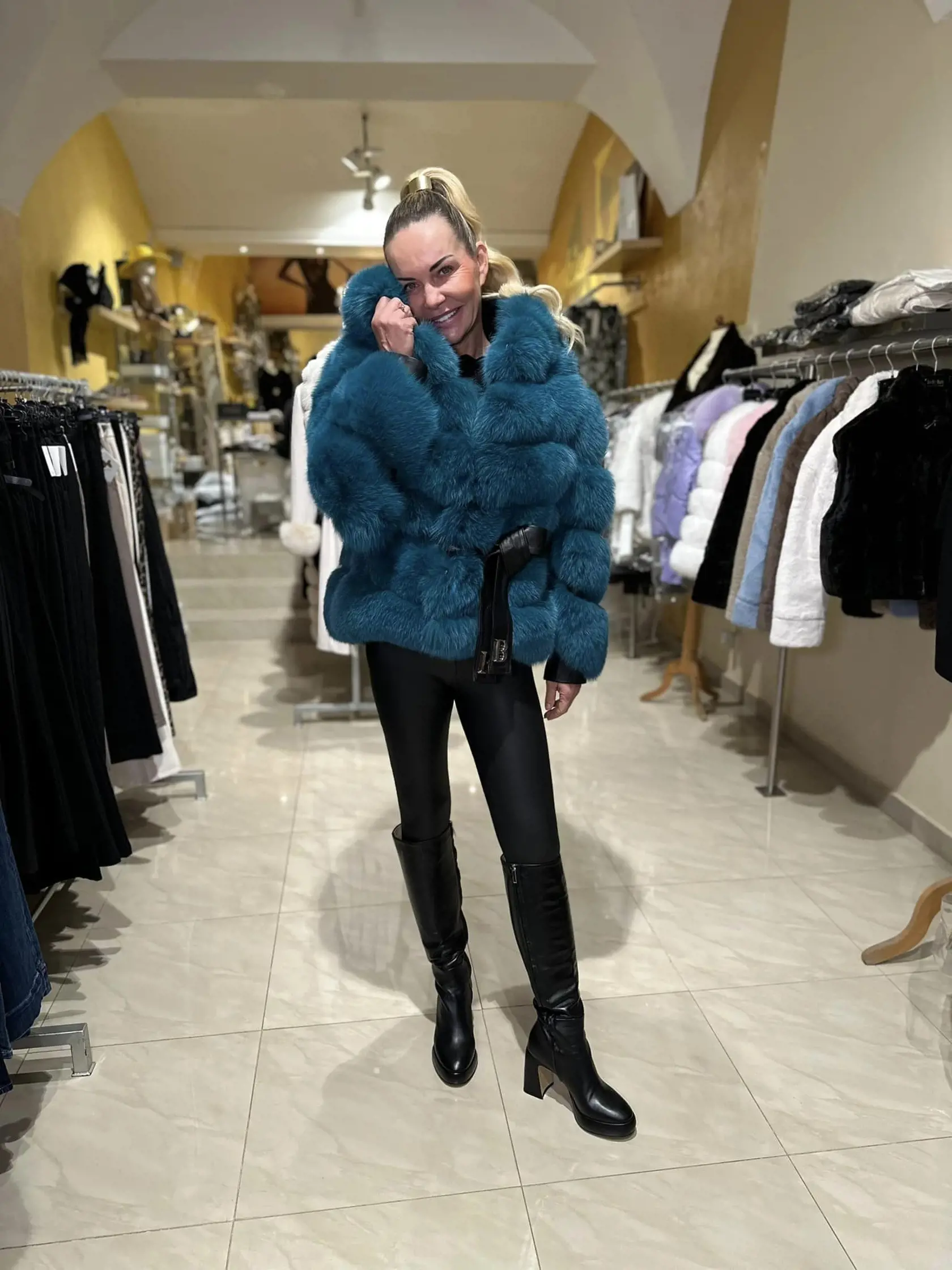 Za túto luxusnú bundu z pravej kožušiny kombinovanej s kožou by ste zaplatili 1650 eur.
