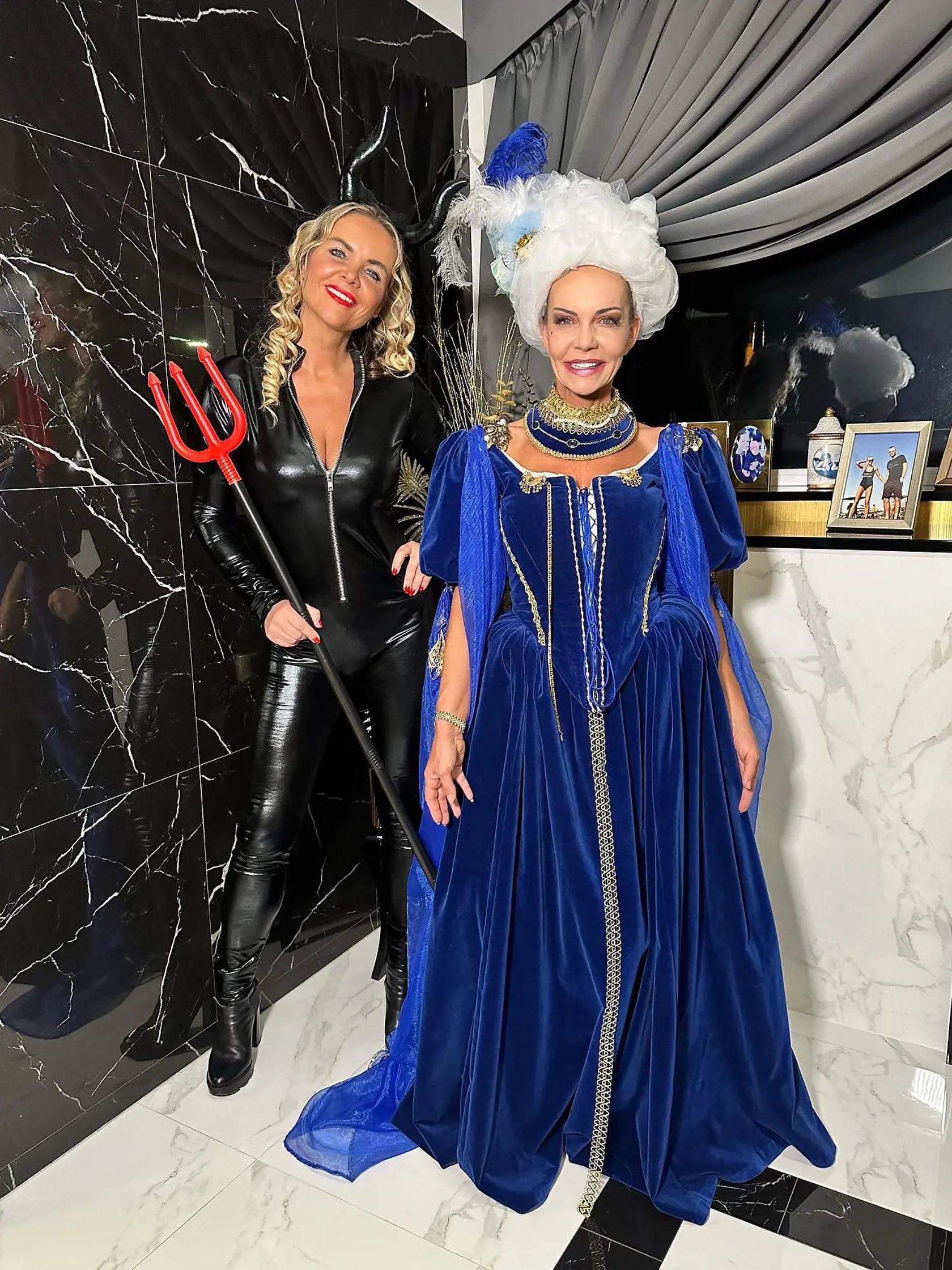 Halloween si tak užila naplno aj so svojou sestrou, ktorá sa zas prezliekla za sexi čerticu.