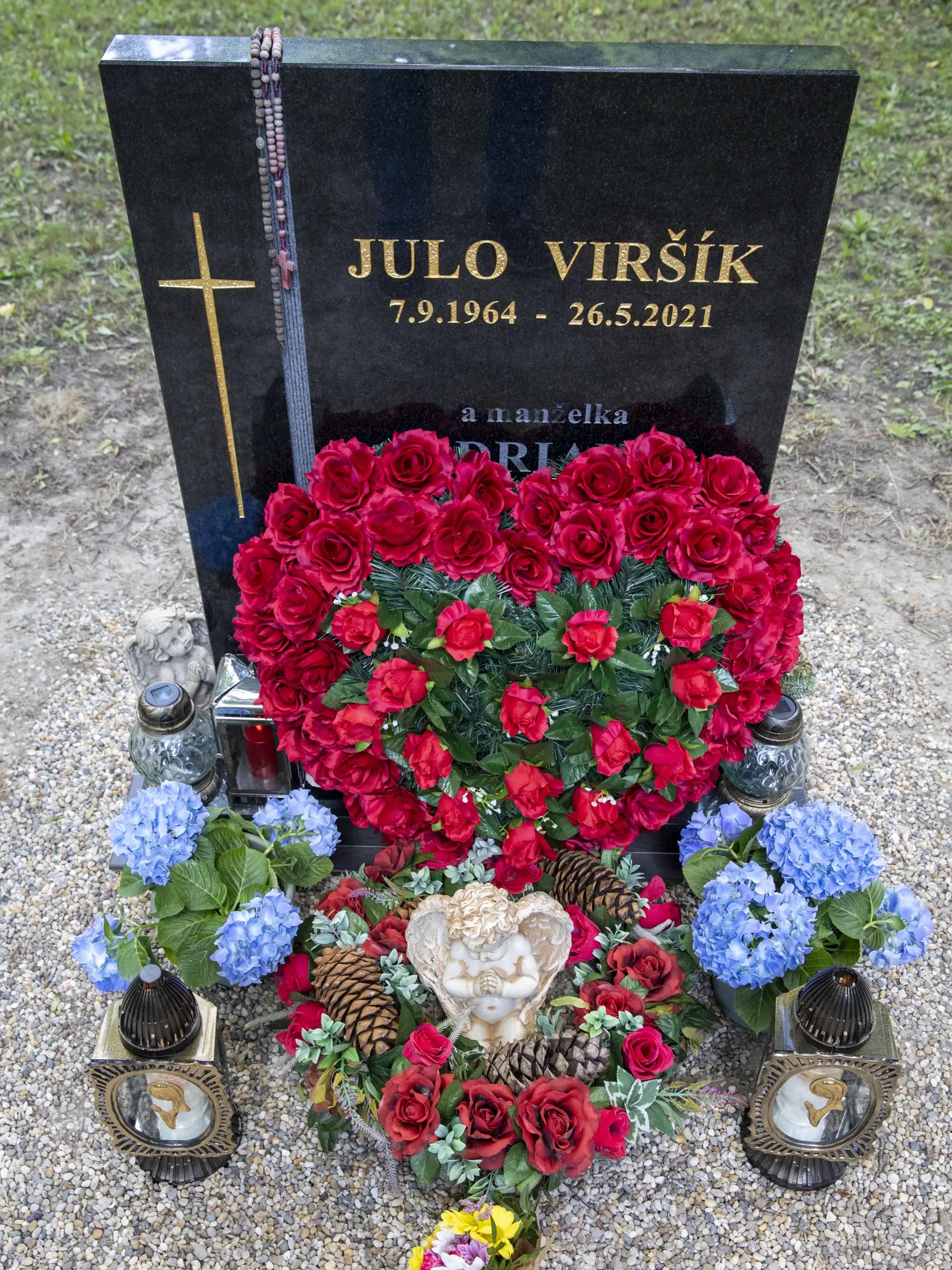 Na snímke je hrob Jula Viršíka na Ondrejskom cintoríne v Bratislave. V deň výročia sa na ňom objavilo obrovské srdce z ruží.