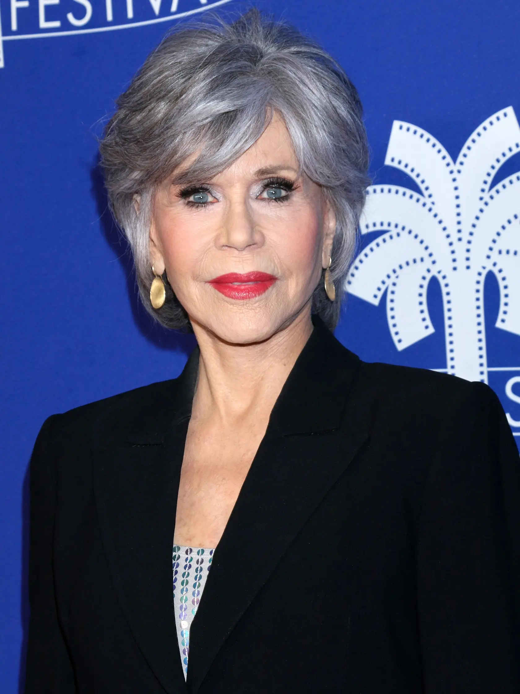 Jane Fonda nosí svoju striebornú hrivu s hrdosťou už niekoľko rokov. 