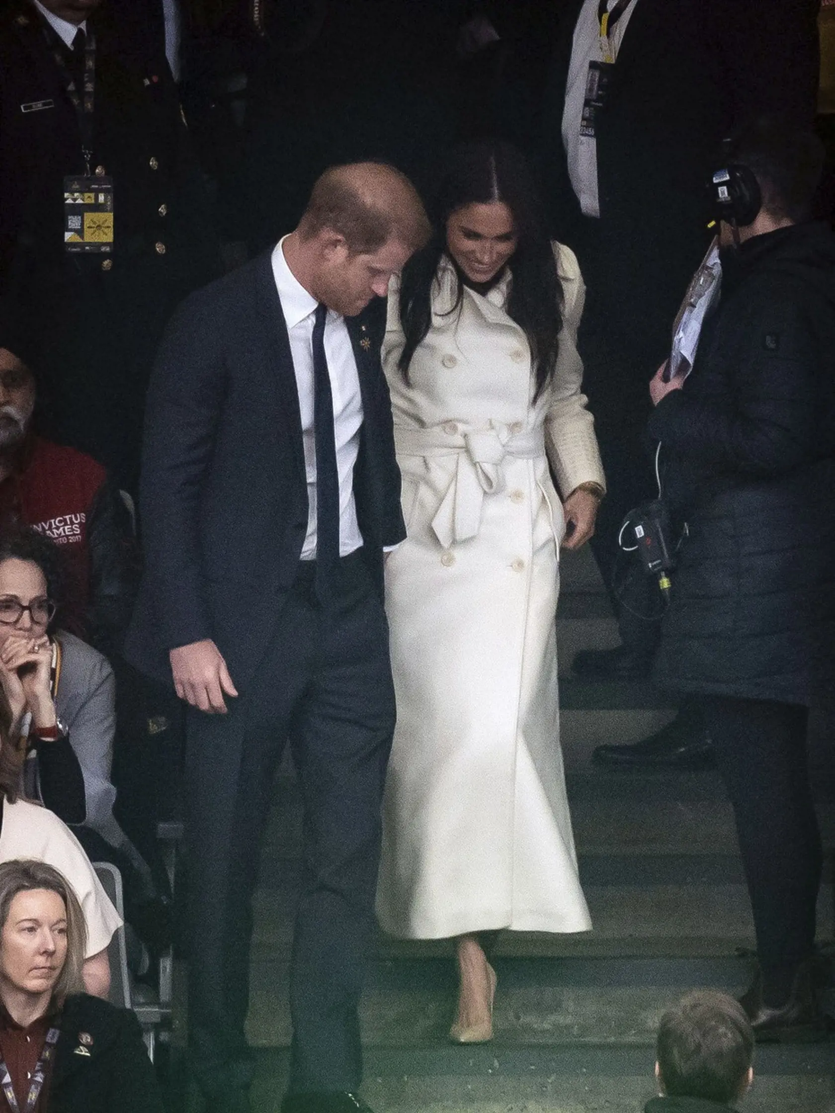 Na otvárací ceremoniál si Meghan vzala obľúbený kabát z vlny mladej alpaky kanadskej značky Sentaler za 2 218 eur vo farbe slonovinovej kosti. Doplnila ho béžovými lodičkami značky Aquazzura.