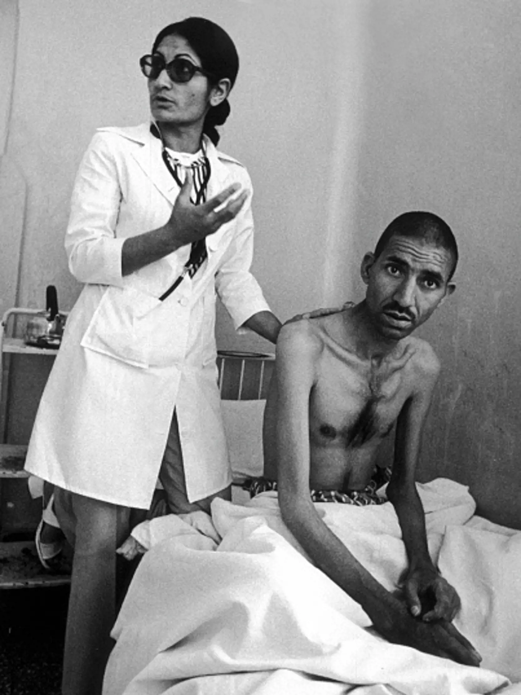 Afgánska lekárka vysvetľuje príznaky tuberkulózy u svojho pacienta v roku 1972.