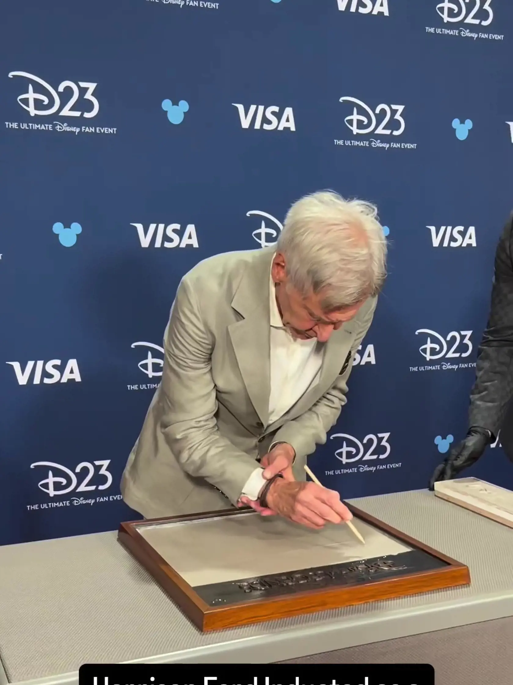 Harrison Ford získal cenu Legenda Disney. Pri podpisovní tabuľky so svojmi odtlačkami rúk, si fanúšikovia všimli detail, ktorý ich znepokojil. Herec si ruku, s ktorou písal, musel podoprieť druhou.