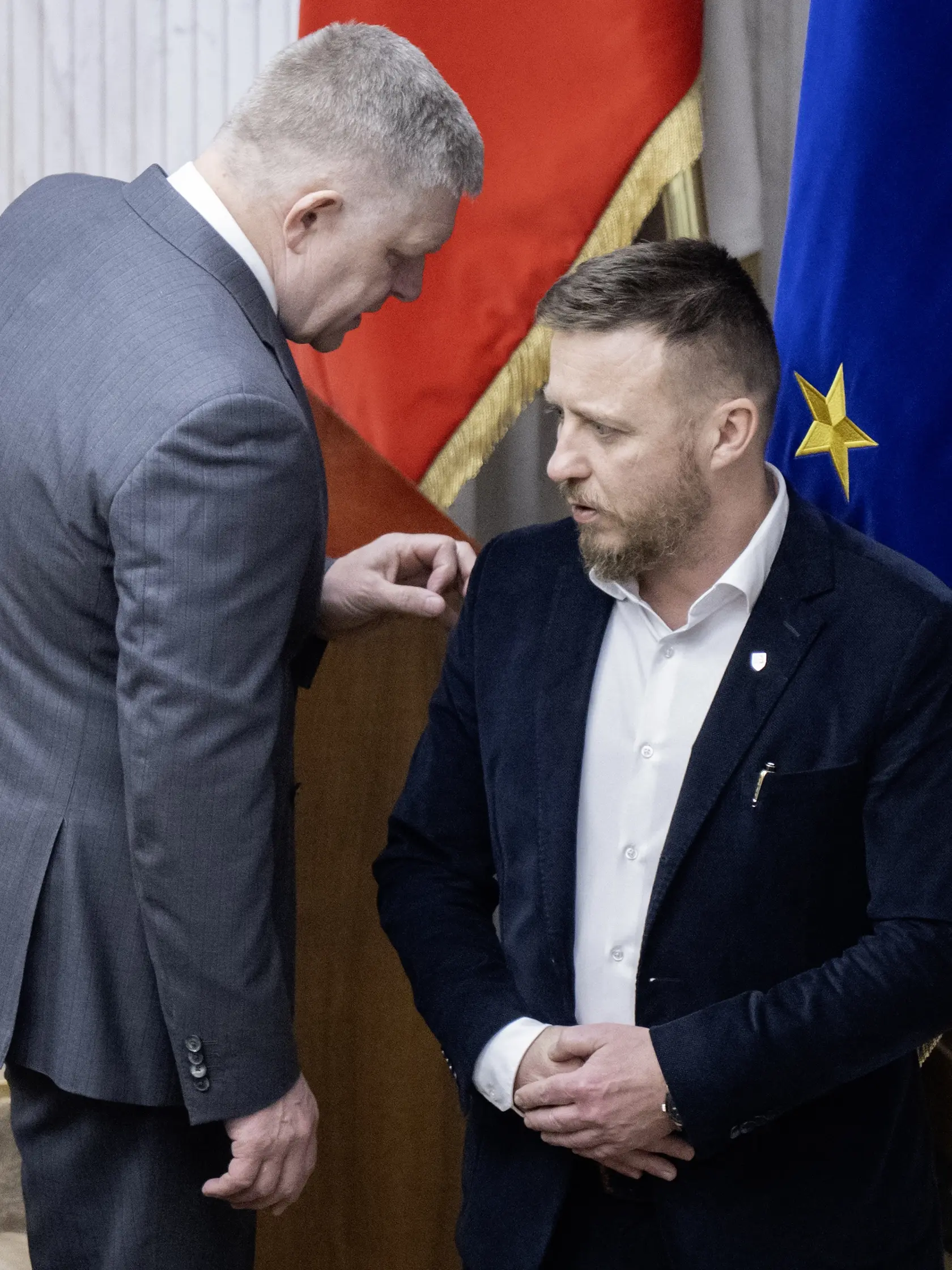 Na snímke zľava premiér SR Robert Fico (Smer-SD) a poslanec NR SR a splnomocnenec vlády pre prešetrenie pandémie Covid-19 Peter Kotlár (SNS) počas 33. schôdze NR SR 26. marca 2025 v Bratislave. Poslanci NR SR pristúpili v stredu podvečer k voľbe predsedu parlamentu a k voľbe predsedu Výboru NR SR pre pôdohospodárstvo a životné prostredie. Volia ich v tajnom hlasovaní. Na post šéfa NR SR kandiduje podpredseda Hlasu-SD Richard Raši, na jeho zvolenie je potrebných aspoň 76 hlasov. FOTO TASR - Martin Baumann
