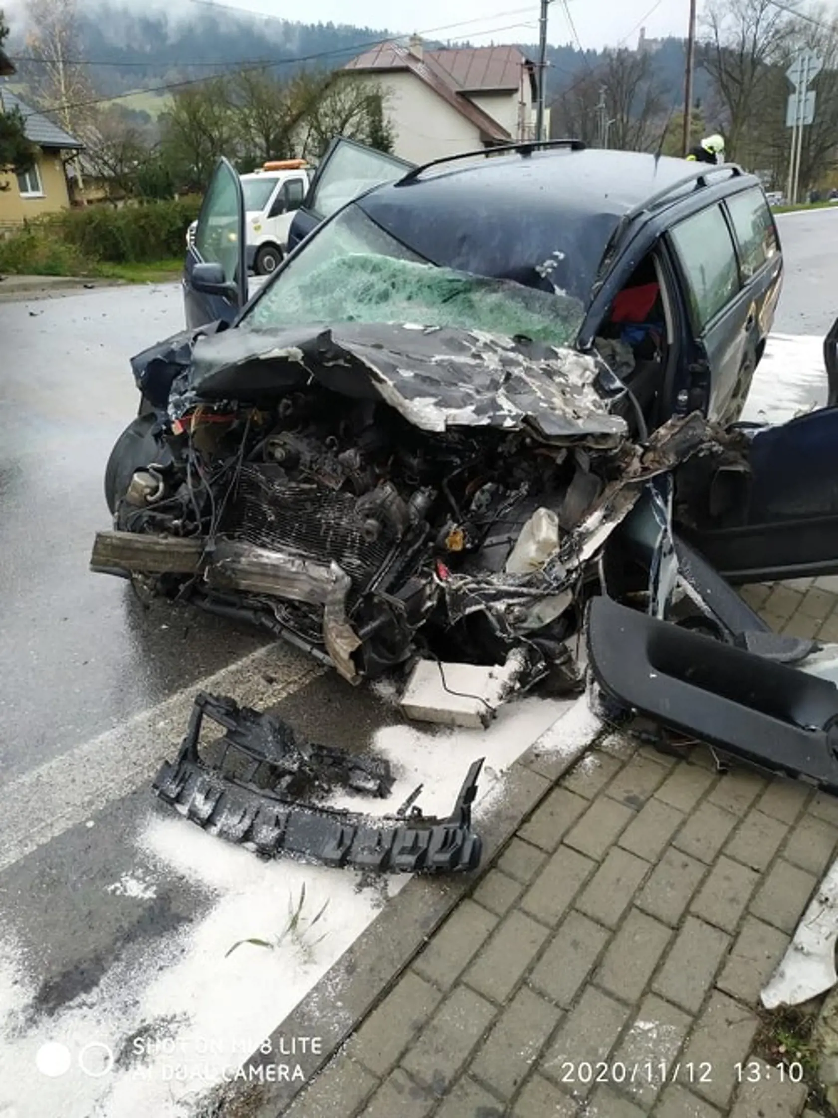 Hasiči zasahujú pri dopravnej nehode v obci Zborov.