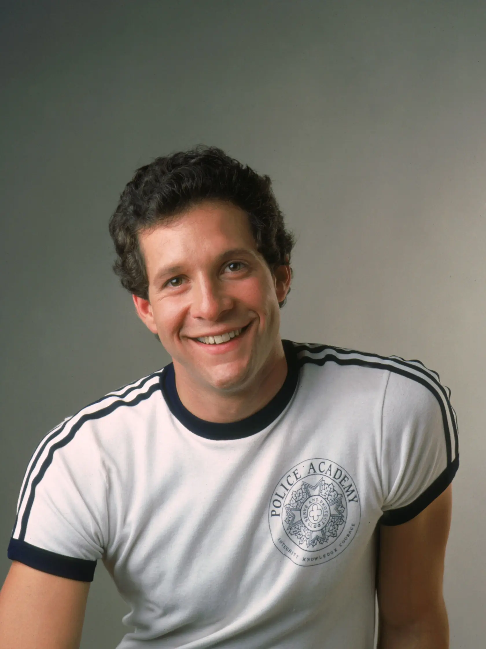 Herec Steve Guttenberg, ktorý sa medzi fanúšikmi preslávil aj vďaka úlohe poručíka Mahoneyho v legendárnom seriáli Policajná akadémia, prežíva náročné chvíle v súkromnom živote. Po šiestich rokoch manželstva sa rozvádza.