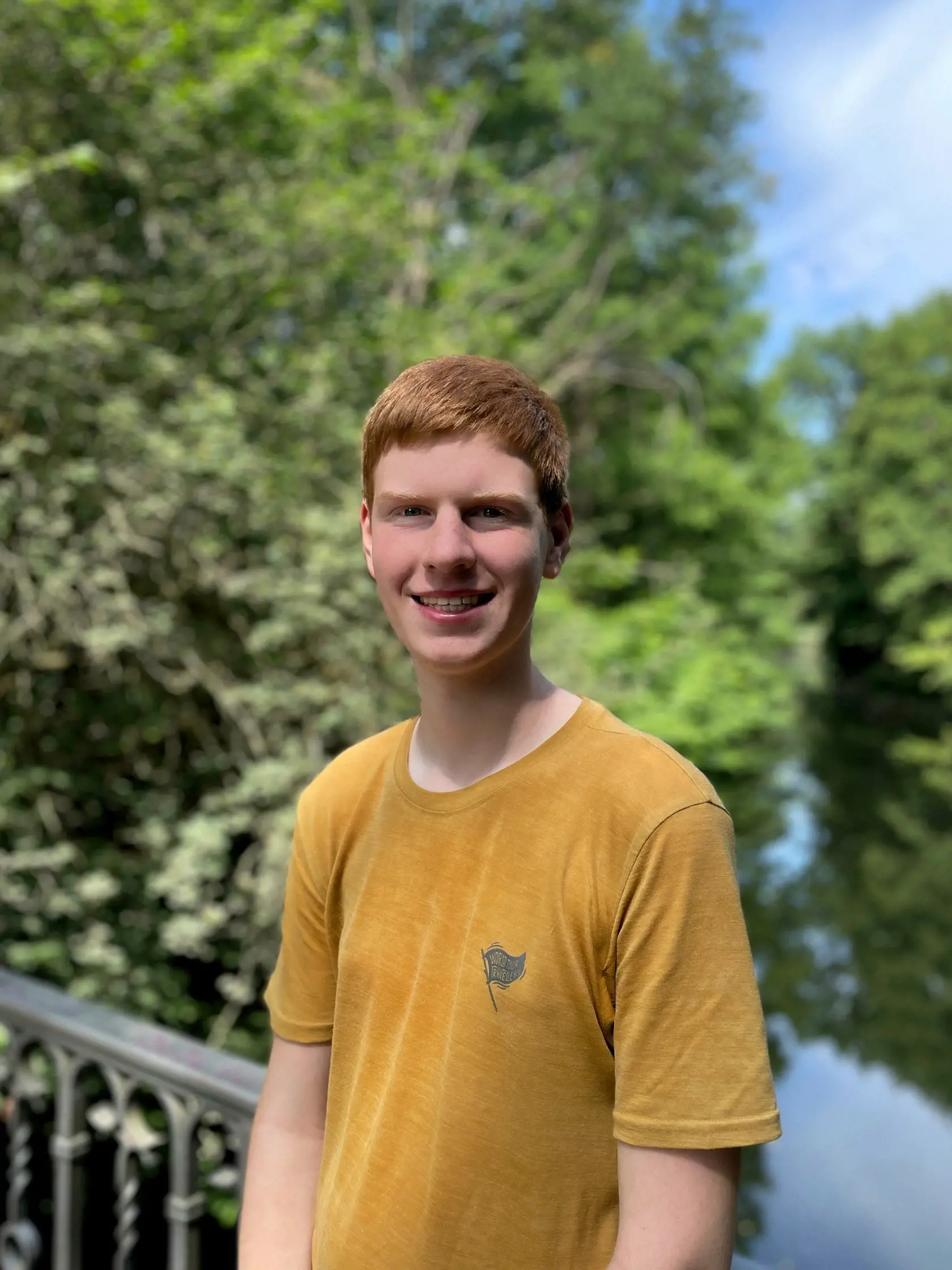 Lasse Stolley žije ako digitálny nomád vo vlakoch. Brázdi tak Nemecko, keď z vlaku vystúpi, rád ide na turistiku, alebo do mesta.