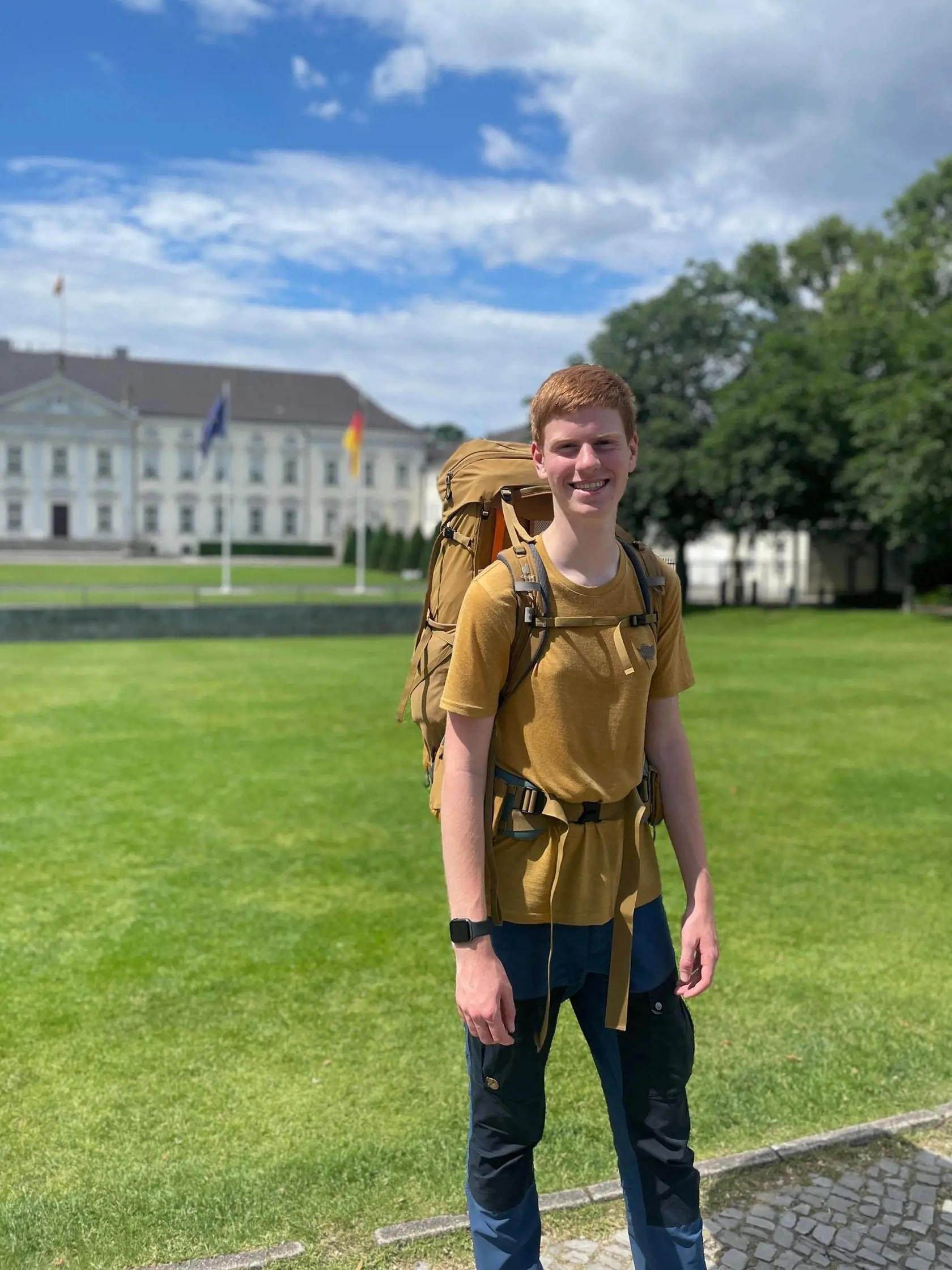 Lasse Stolley žije ako digitálny nomád vo vlakoch. Brázdi tak Nemecko, keď z vlaku vystúpi, rád ide na turistiku, alebo do mesta. Často navštevuje aj Berlín.