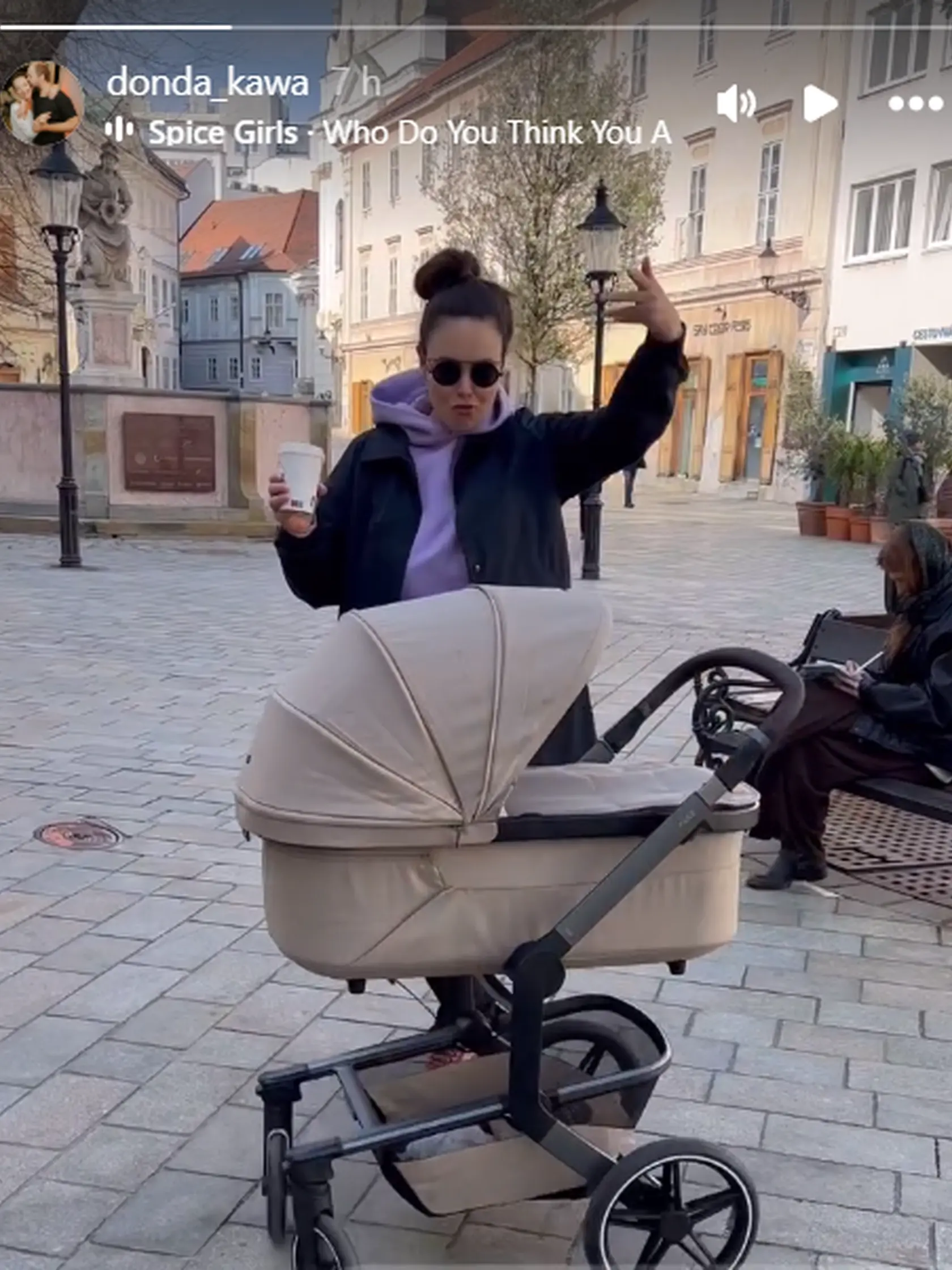 Dominika Kavaschová sa vybrala so synčekom na prechádzku.