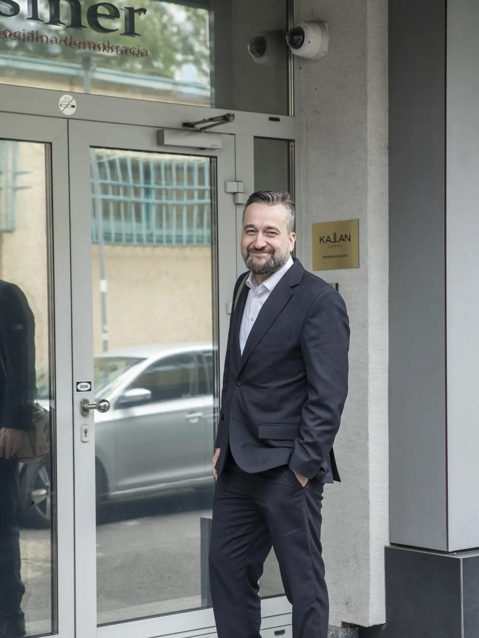 Na snímke je príchod poslancov za stranu SMER - SD na neformálny obed, ktorý sa uskutočnil v centrále strany na Súmračnej ulici. Na fotke je Ľuboš Blaha.