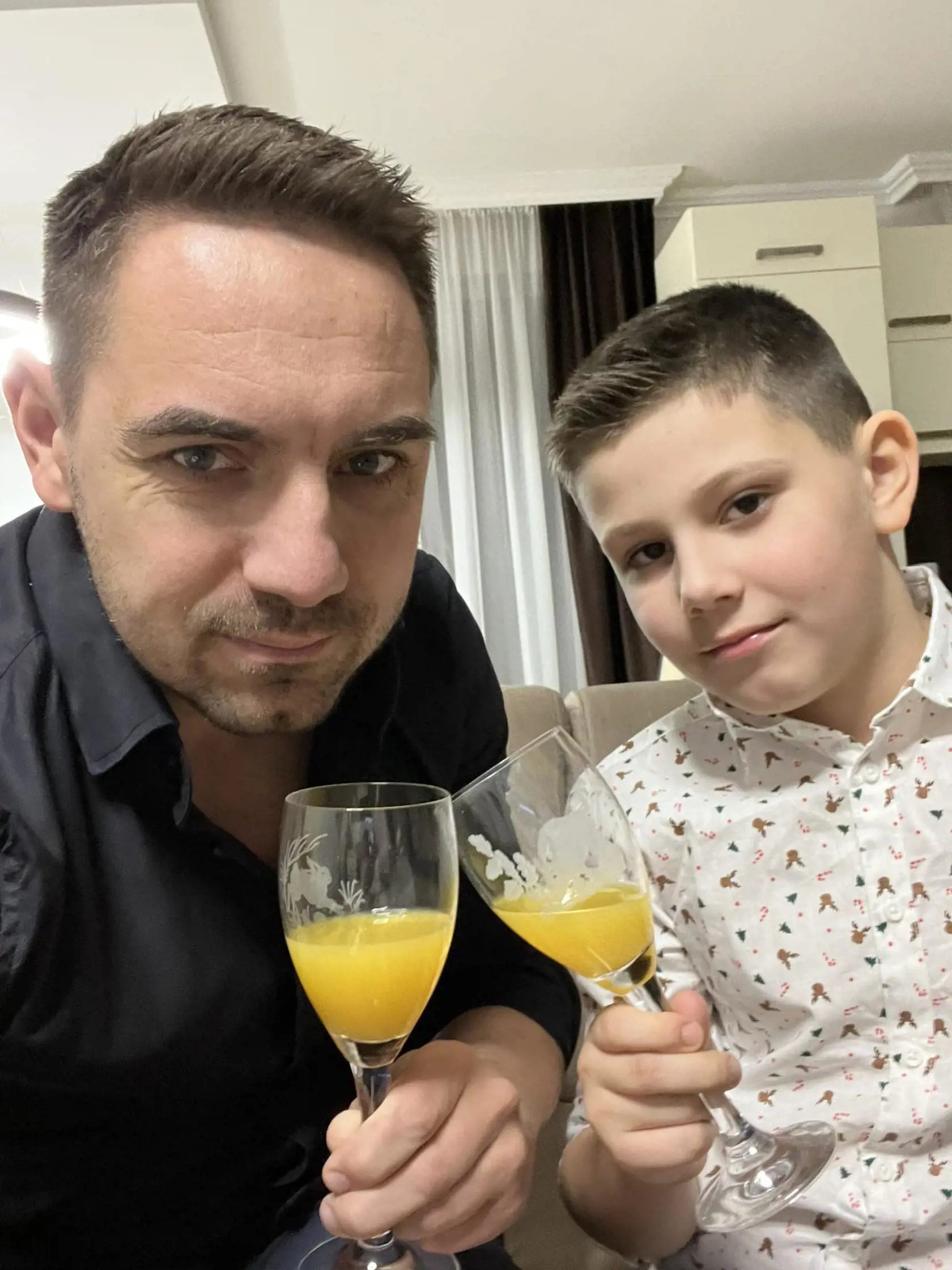 Na zdravie! Pripili si s džúsom.