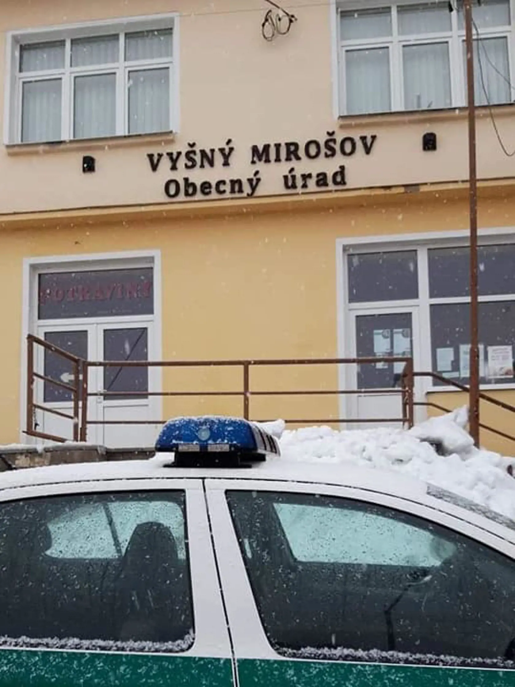 V tejto chvíli sú policajti na obecnom úrade vo Vyšnom Mirošove. 