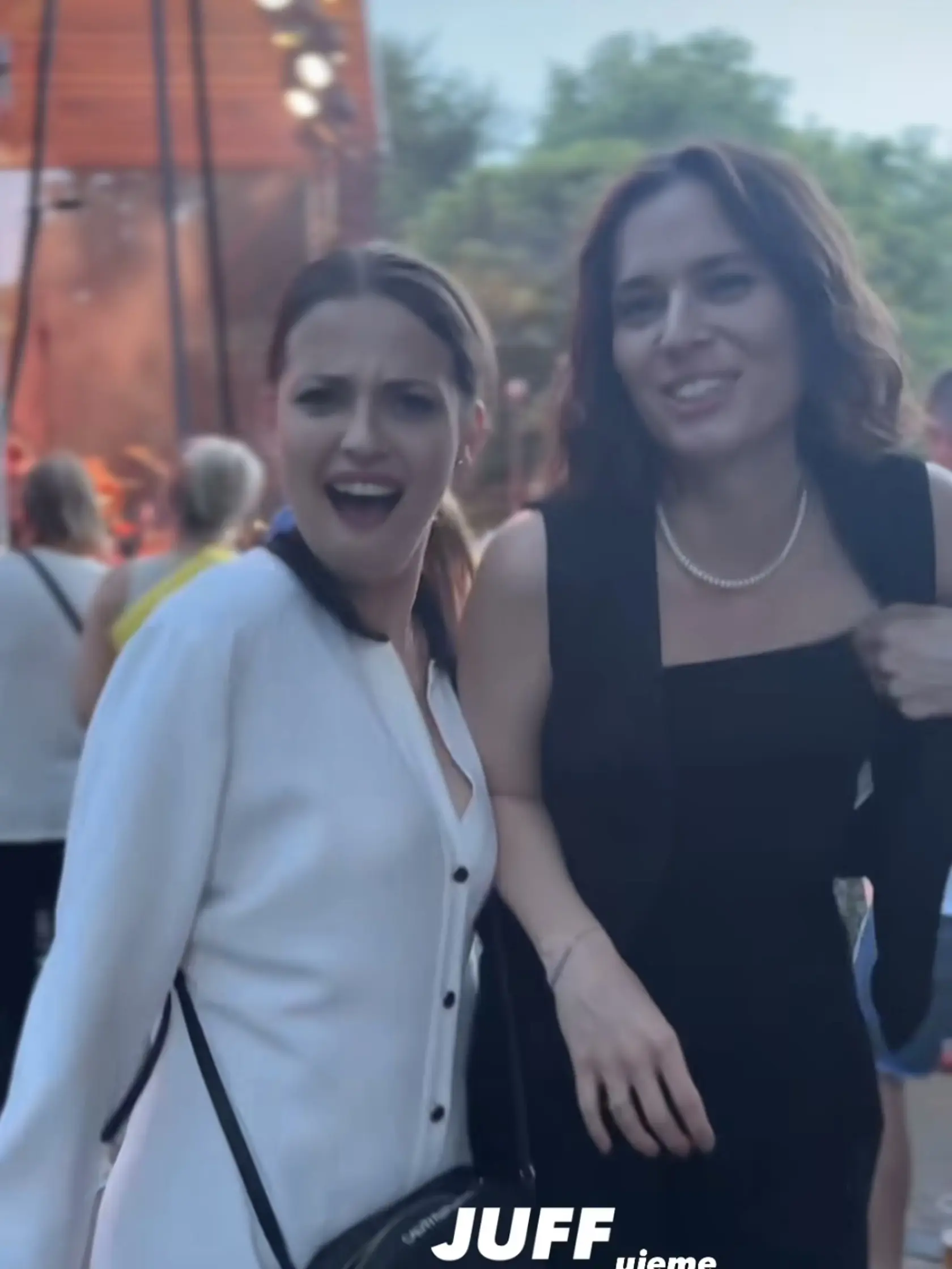 Lucia Hlaváčková a Martina Zábranská si začiatkom leta užívali na filmovom festivale. Obe zvolili čiernobielu kombináciu.