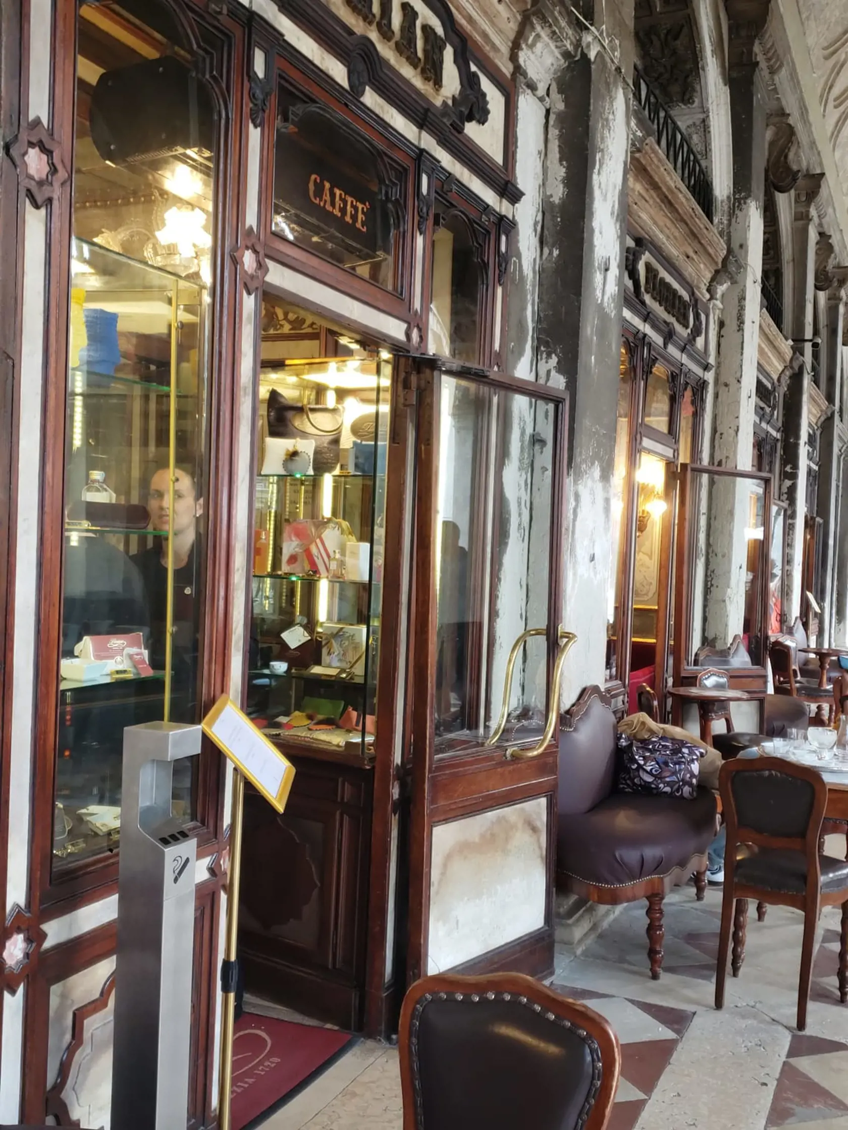 Luxusný interiér Caffè Florian, ktorá funguje nepretržite už vyše 300 rokov. 
