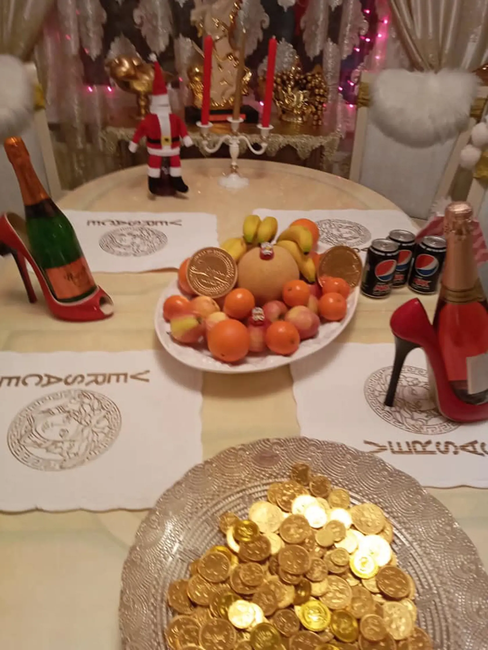 Aj jedálenské prestieranie musí byť značkové. A zlaté mince na stole nemôžu chýbať ani u Balážovcov.