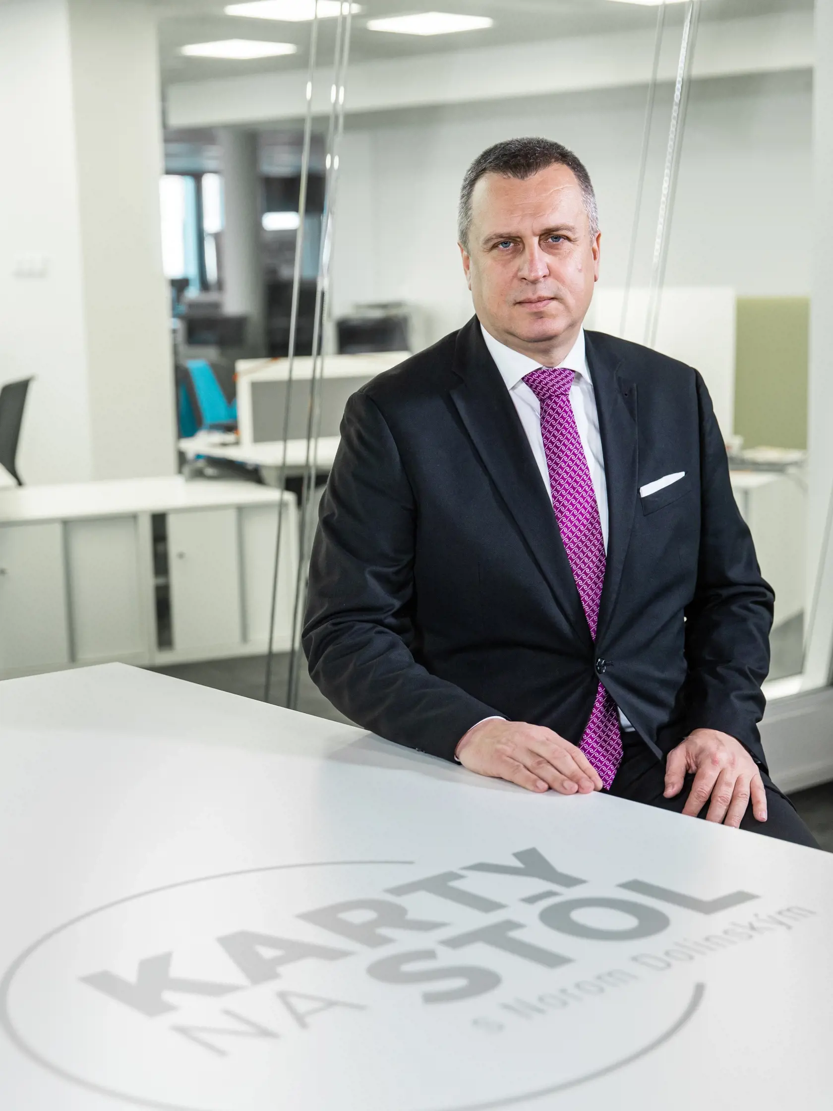 Andrej Danko dlhodobo deklaruje snahu spojiť opozičné sily "národoveckých" strán. Dokonca sa nevyhýba ani spojeniu s KSS.