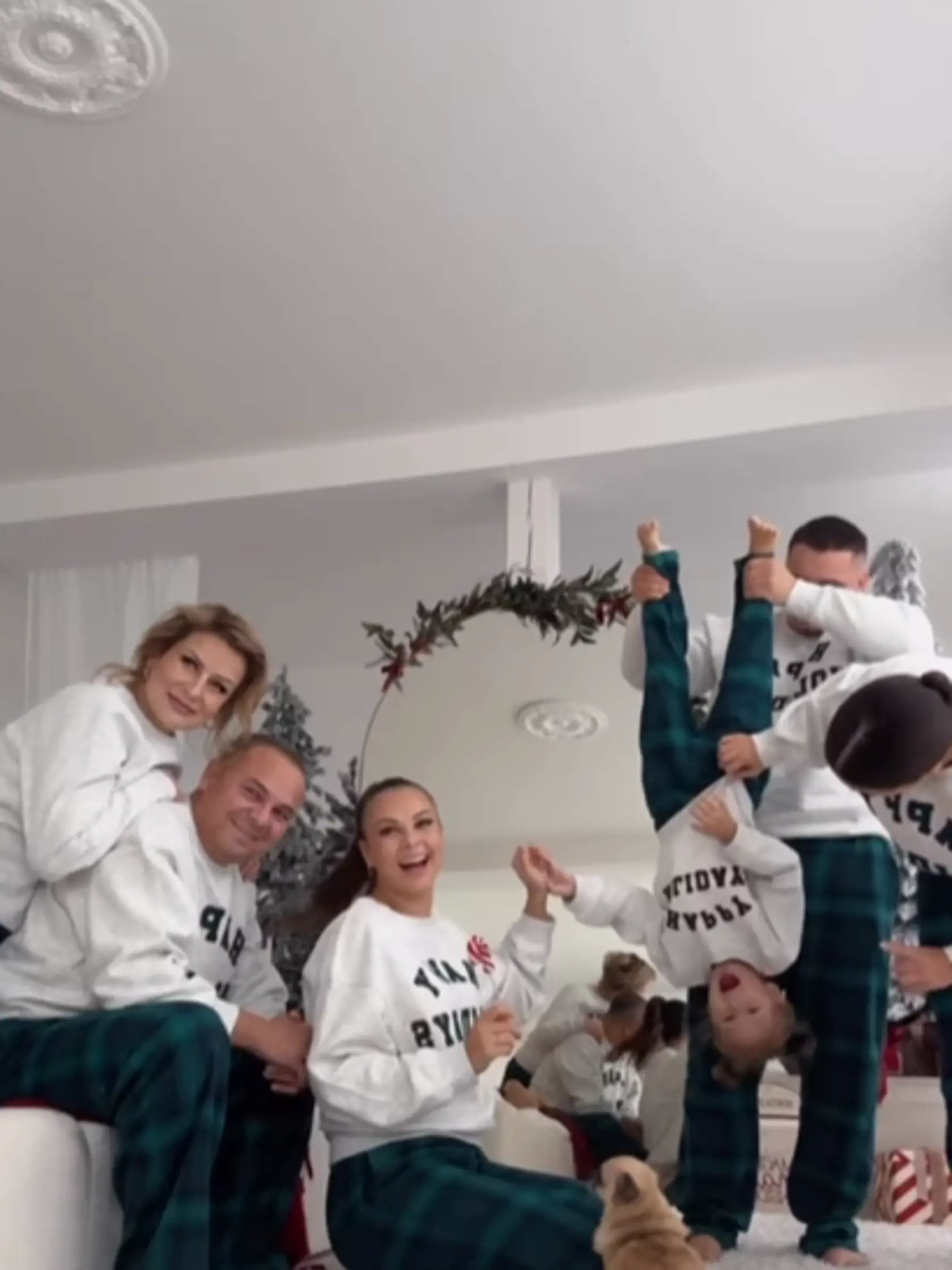 2024: Monika absolvovala vianočné fotenie len s rodinou, jej partner Leo bol chorý.