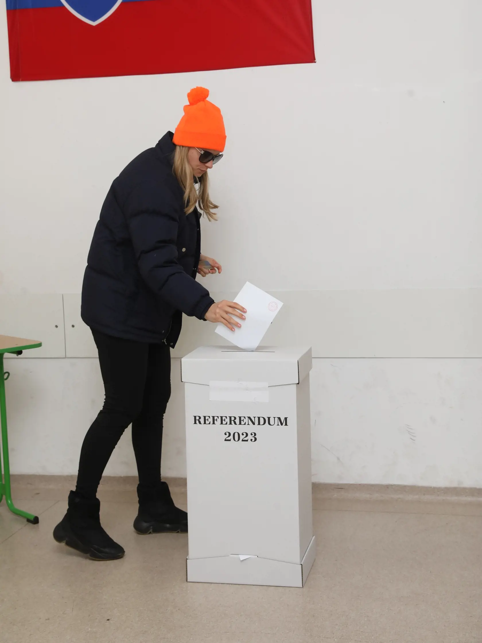 Poslankyňa Romana Tabák (Sme rodina) v hlasovacej miestnosti počas referenda. Maskovala sa slnečnými okuliarmi a čiapkou.
