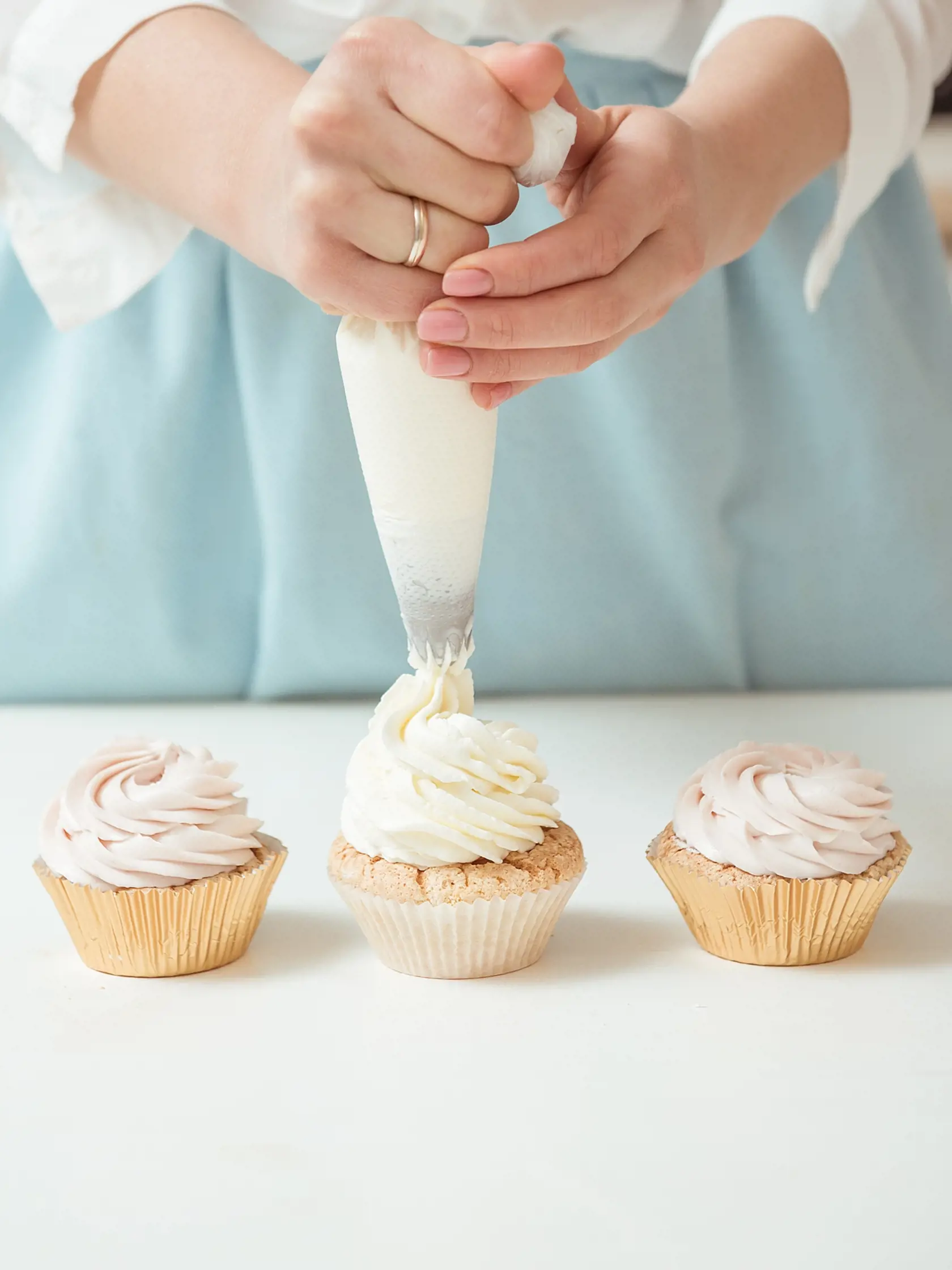 žena - kuchyňa - pečenie - koláč - cupkake - šľahačka - krém - cukrárske vrecko