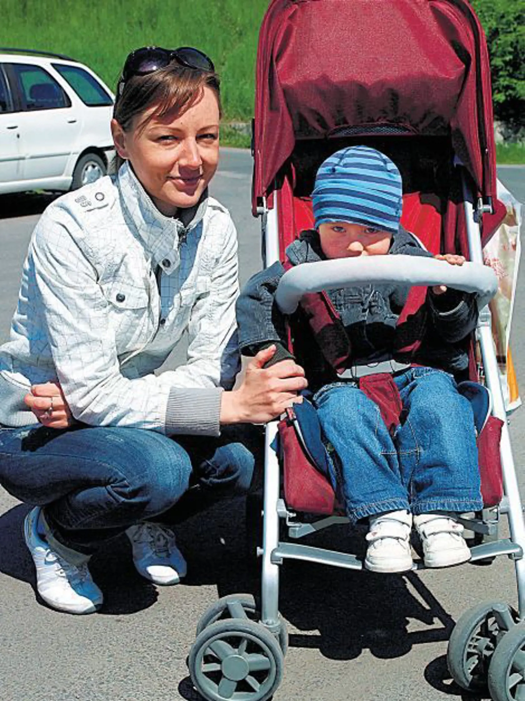 Miroslava synovi najprv trpezlivo vysvetľuje,