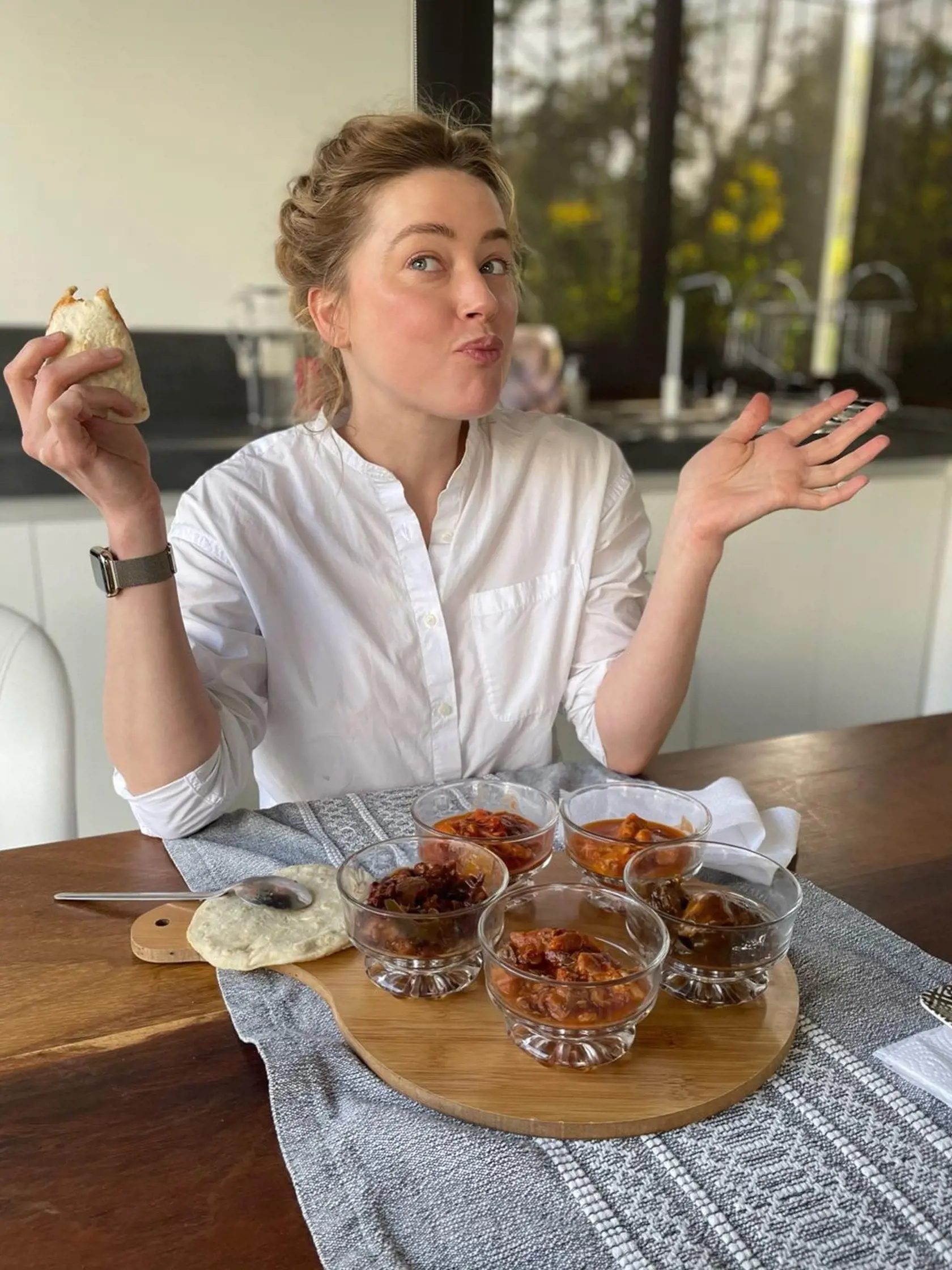 Amber Heard sa pri jednej hádke s Johnnym Deppom vyprázdnila na posteľ. Svoj exkrement zvalila na súde najprv na ich psa, no neskôr sa ukázalo, že to bola skutočne ona.