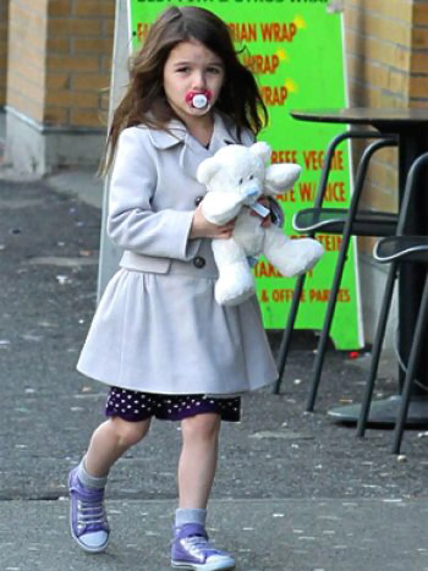 Takmer 5-ročná Suri Cruise si vykračuje po ulici