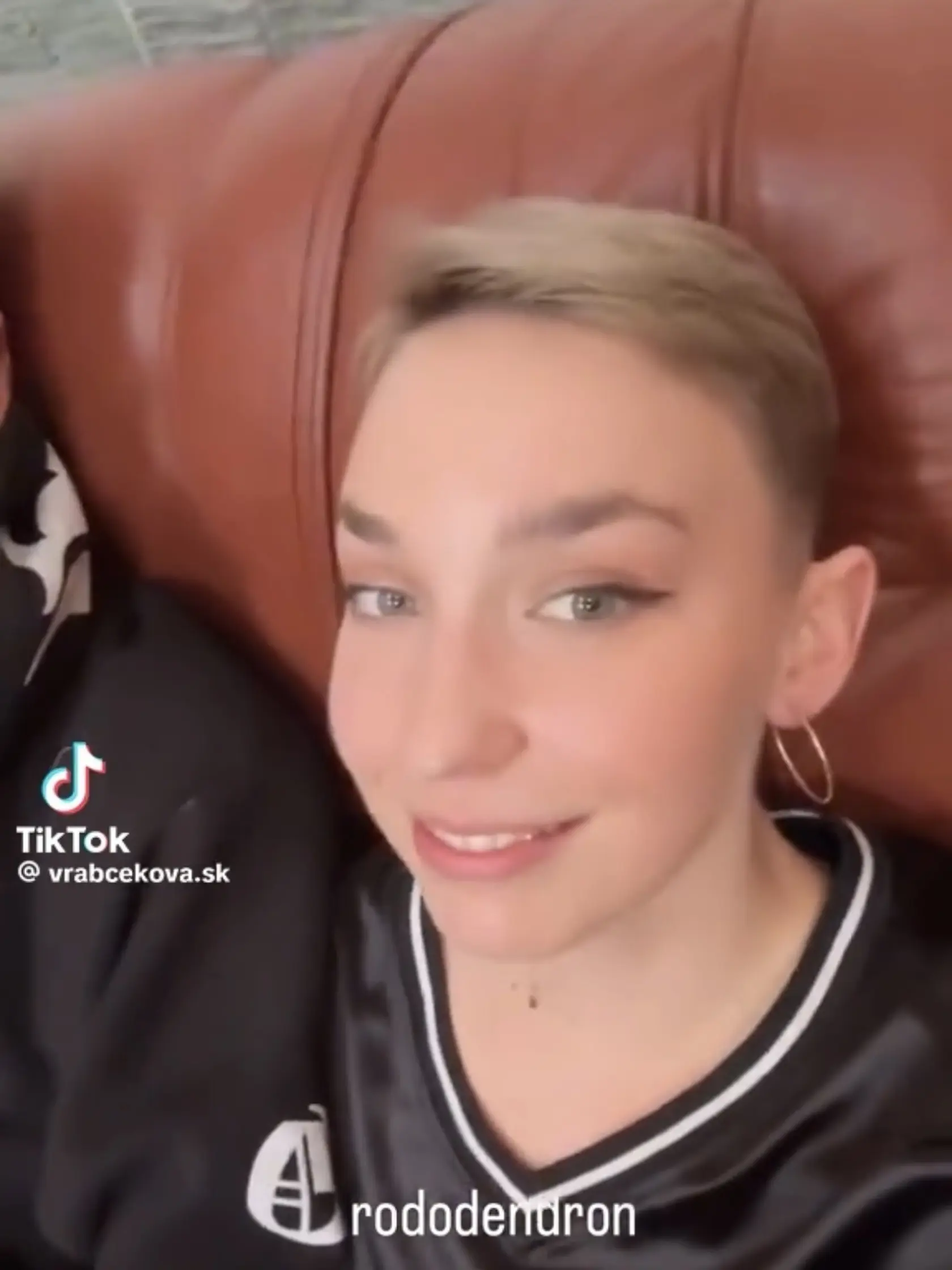Haluškárka Sára si nechala vyholiť boky hlavy.