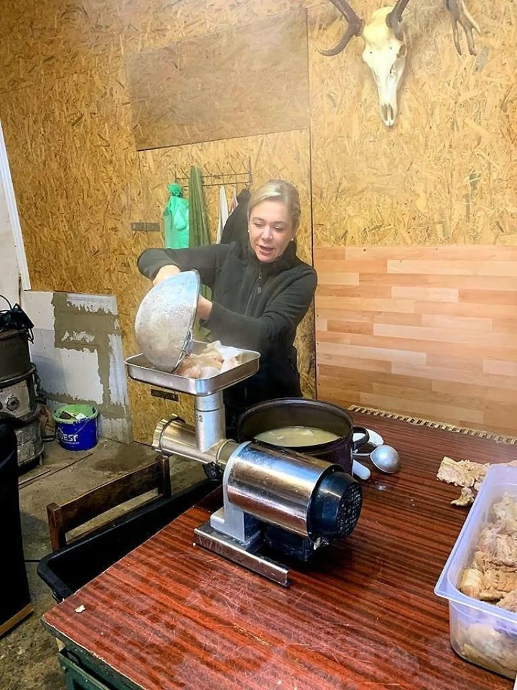 SPOLOČENSKÁ UDALOSŤ Denisa Saková veľa o svojom hobby nepovedala. Podľa majetkového priznania je vyzbrojená slušne.