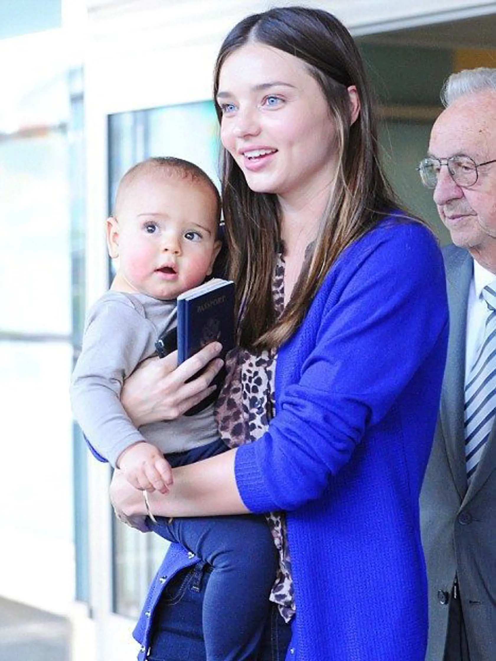 Miranda Kerr na letisku JFK so synom Flynnom