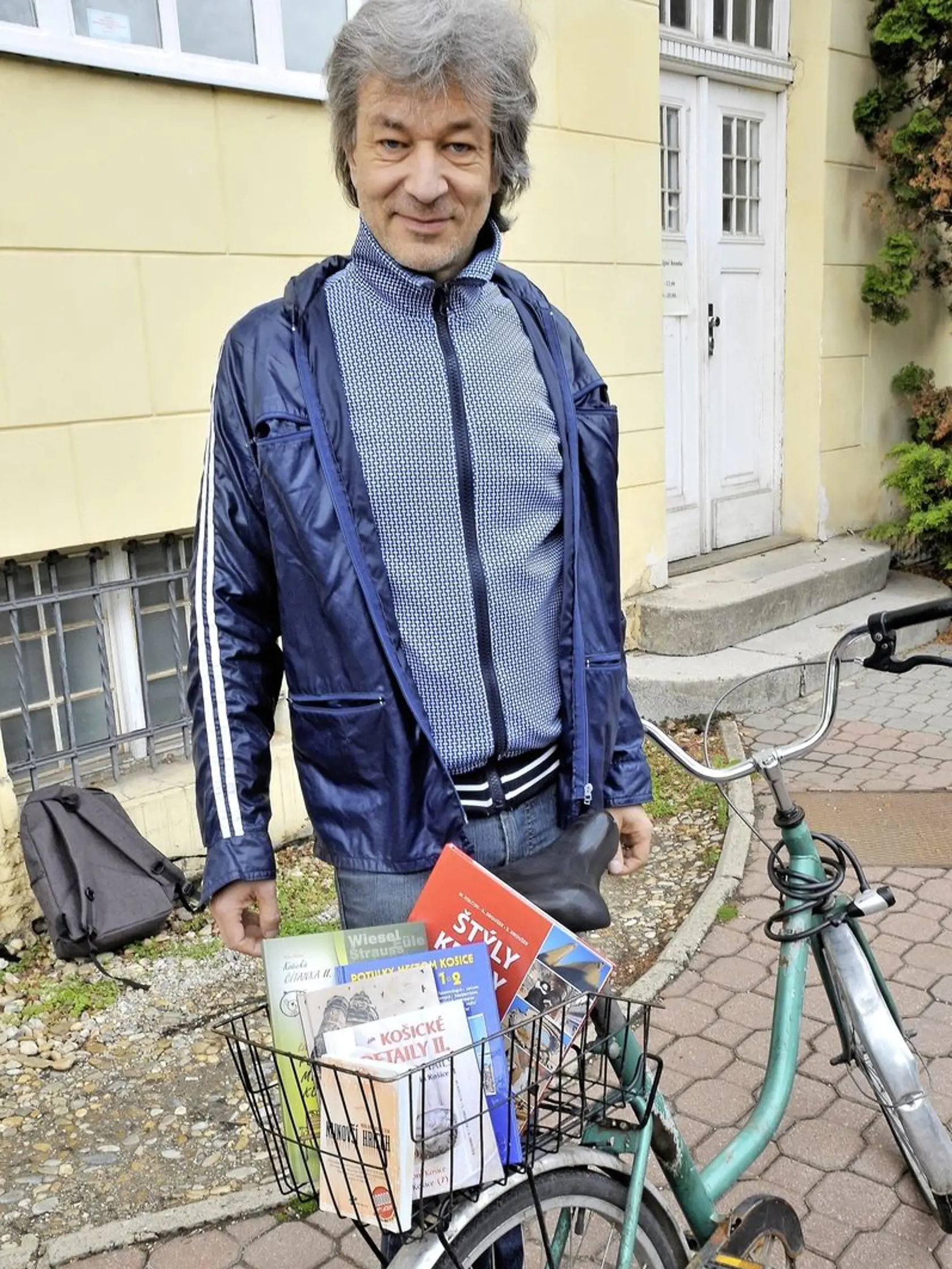Milan Kolcun s neodmysliteľným bicyklom a knihami.