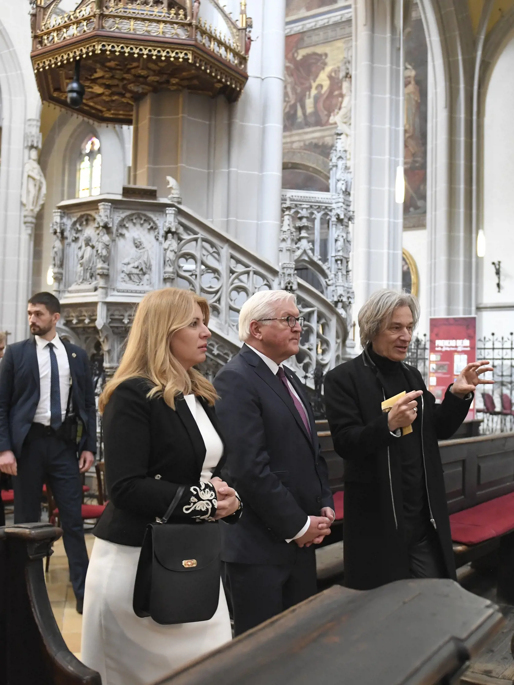 Na snímke nemecký prezident Frank-Walter Steinmeier (uprostred), prezidentka SR Zuzana Čaputová a košický sprievodca Milan Kolcun (vpravo) počas prehliadky Dómu sv. Alžbety v Košiciach v stredu 27. apríla 2022.
