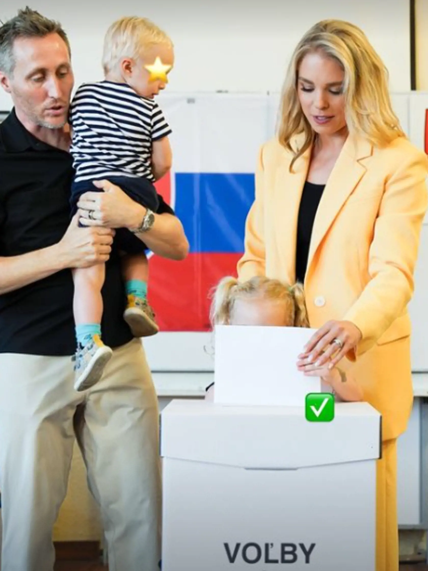 Bývalá moderátorka Veronika Cifrová Ostrihoňová prišla do volebnej miestnosti v sprievode manžela Sajfu a deti, Na sebe mala oblečený žltý nohavicový kostým.