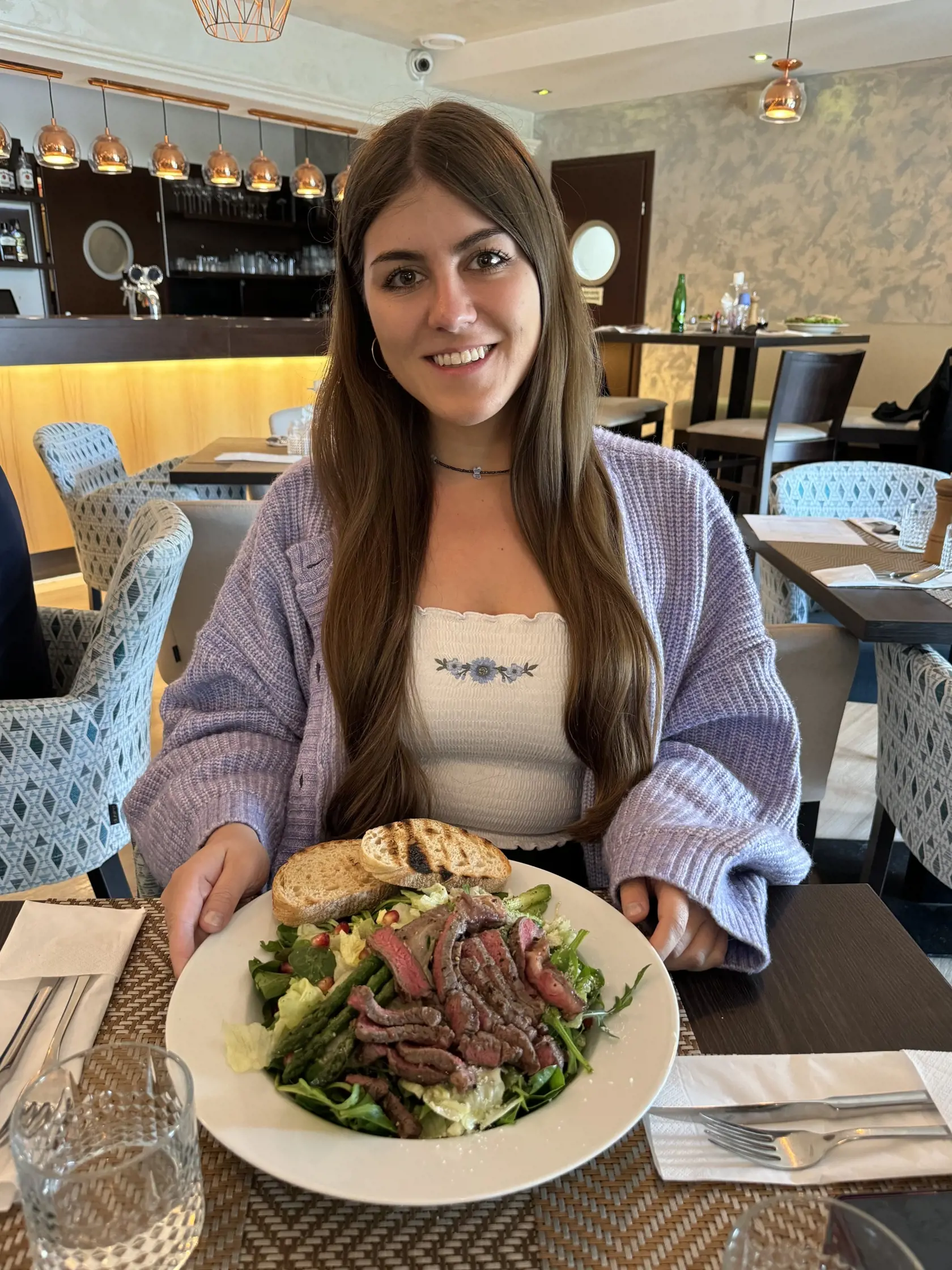 NAJDRAHŠIE MENU v Trnavskom kraji sme našli v reštaurácii v Galante. Najdrahšie menu v ponuke stálo 14,90 eur. Ak chcete jedlo zapiť minerálkou, pripravte si ďalšie dve eurá. Celkovo sme platili 16,90 eura, čiže sme na jeden obed museli minúť tri stravné lístky a ešte doplatiť 1,55 eura.