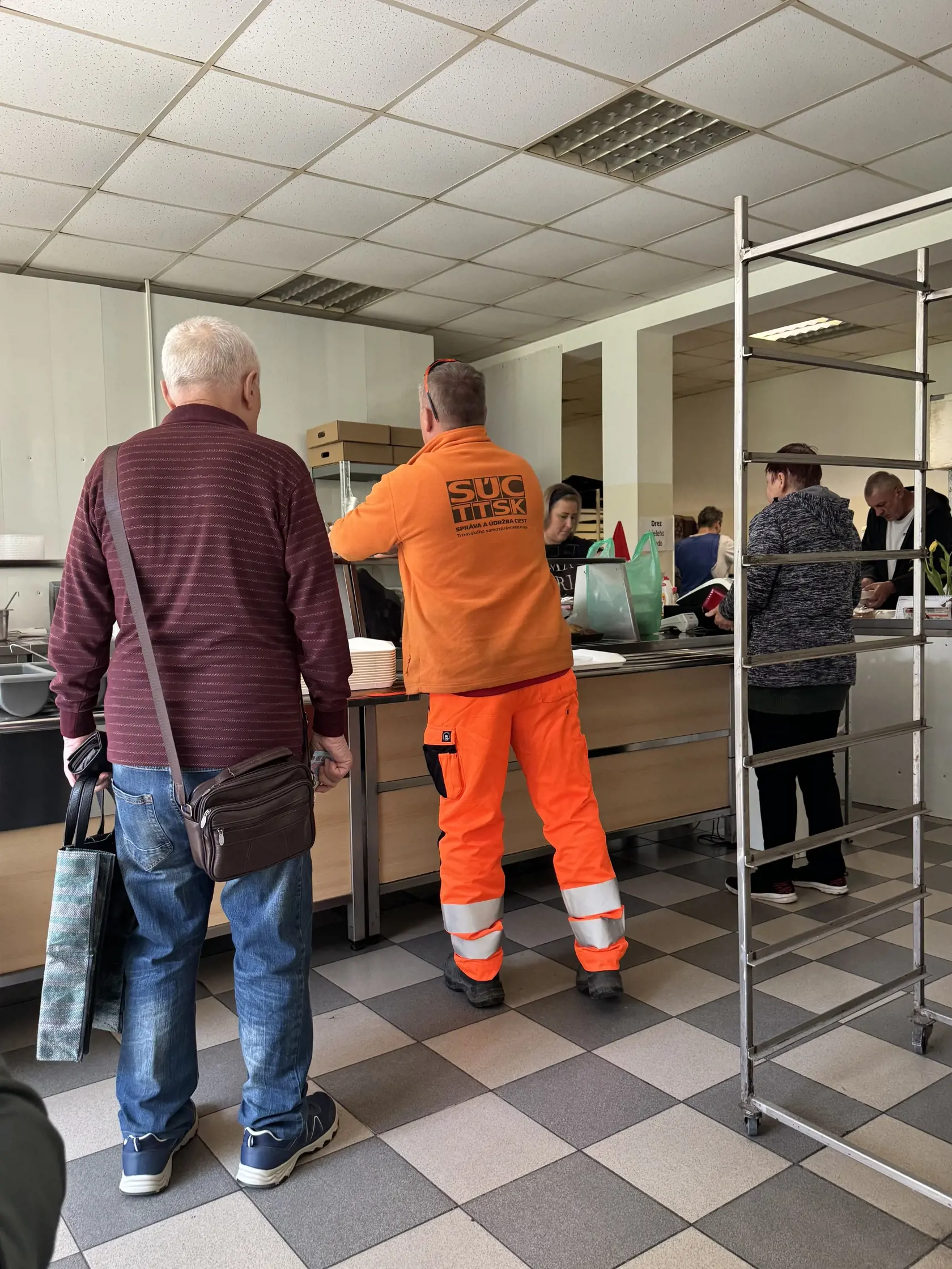 V bufete s najlacnejším menu išlo jedlo na dračku.