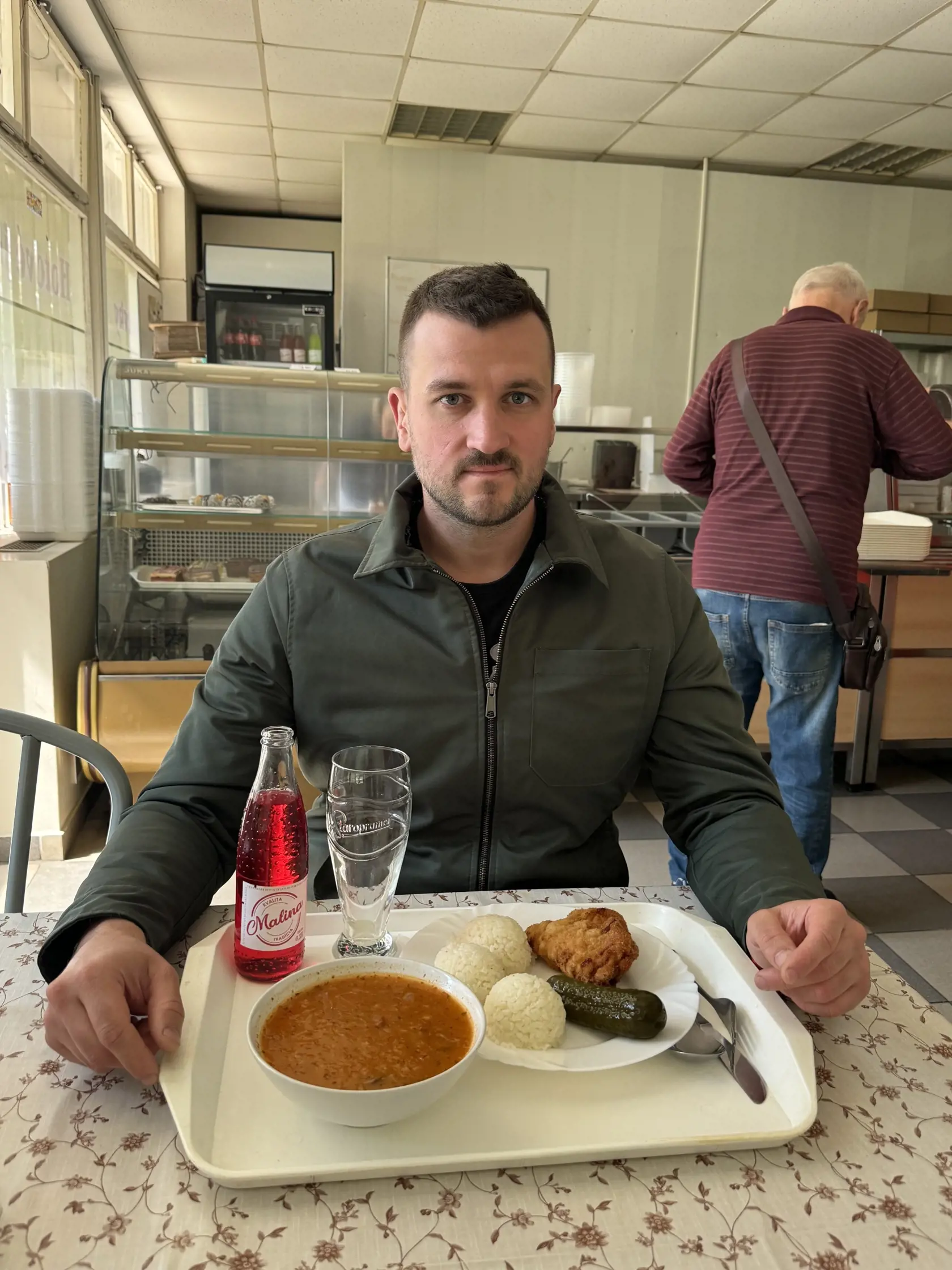 NAJLACNEJŠIE MENU v Trnavskom kraji sme našli v bufte na okraji mesta. Hlavné jedlo s polievkou stálo 6,50 eur. Za malinovku sme priplatili ešte 75 centov. Dokopy sme platili 7,25 eur. Z menu nám chutila najviac polievka.