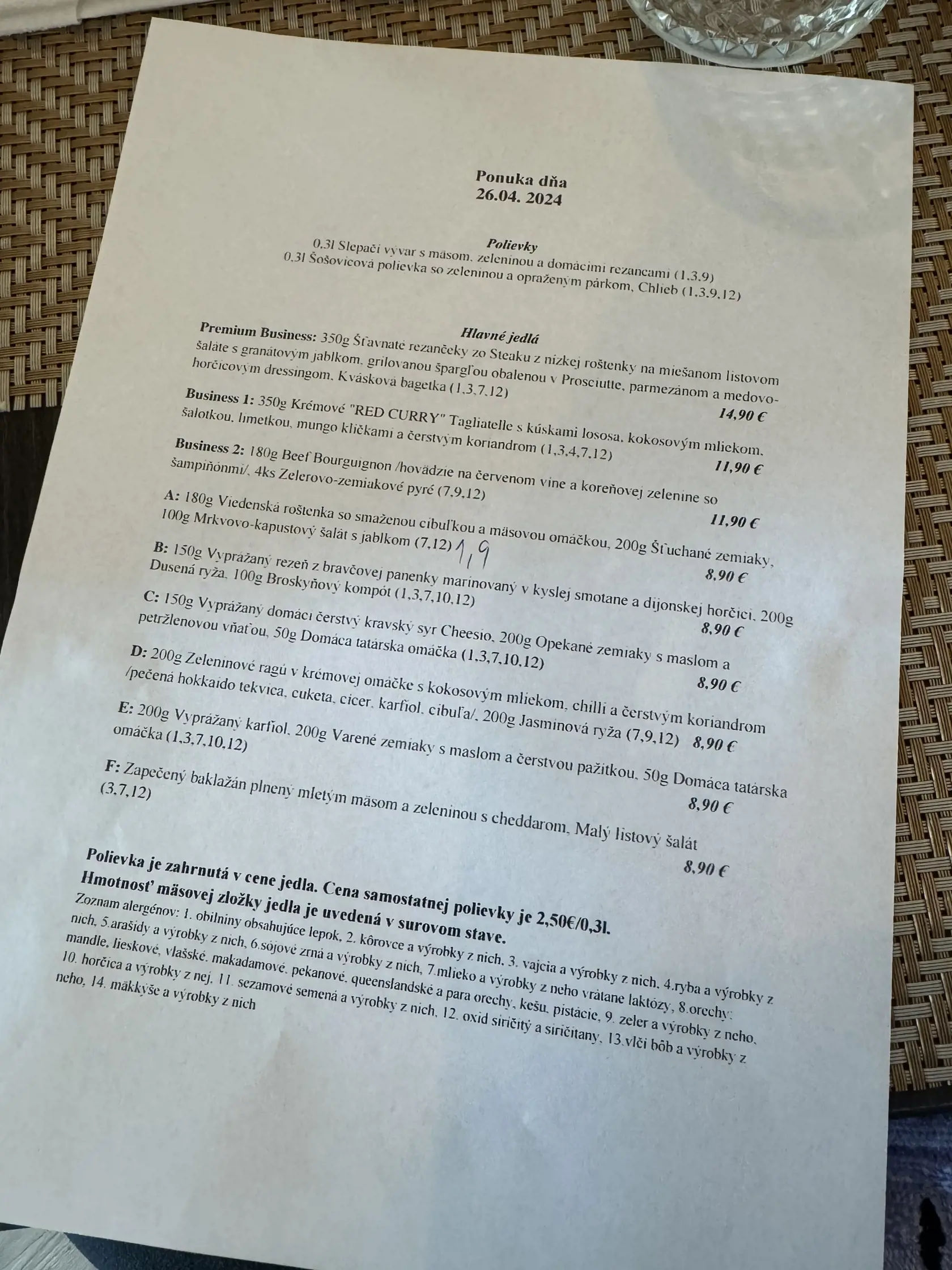 V reštaurácii v Galante sme dostali na výber z dvoch polievok a deviatich druhov hlavného jedla, vrátane vegetariánskych možností. Najlacnejšie menu aj s polievkou by nás stálo 8,90 eura.