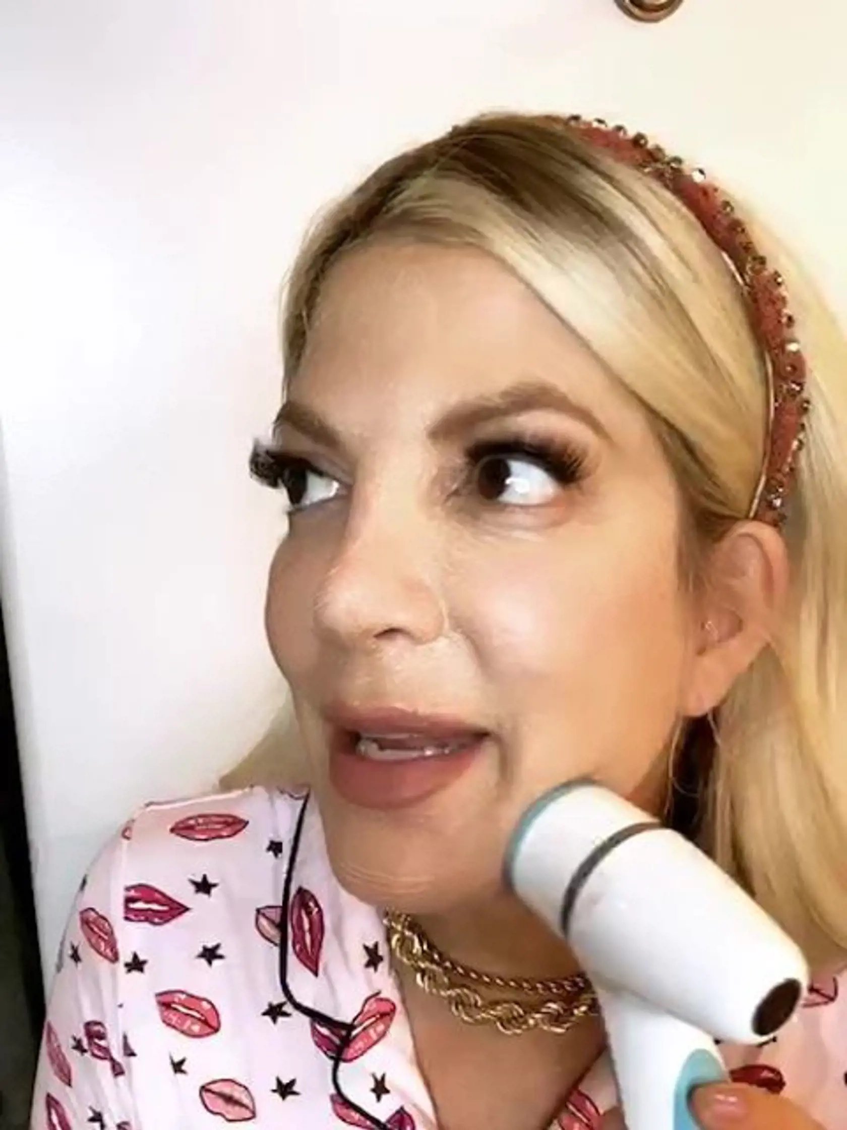 Napriek všetkému sa však snaží udržať vo svete šoubiznisu a na získanie popularity často využíva zvláštne spôsoby. Na sociálnej sieti instagram napríklad publikovala niekoľko záberov, ktoré sa dajú označiť, za nie práve najšťastnejšie.