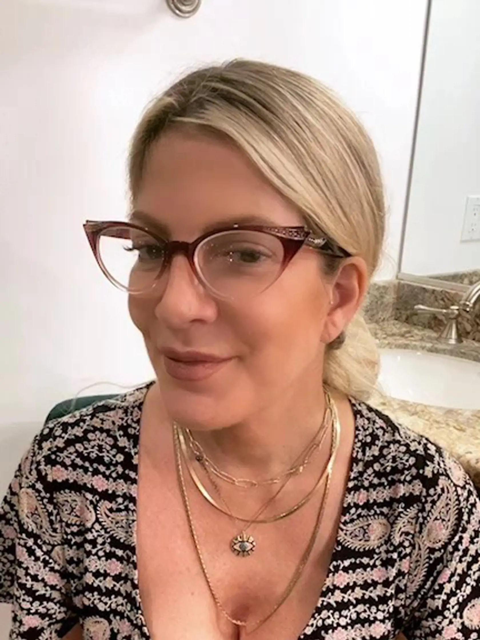 Napriek všetkému sa však snaží udržať vo svete šoubiznisu a na získanie popularity často využíva zvláštne spôsoby. Na sociálnej sieti instagram napríklad publikovala niekoľko záberov, ktoré sa dajú označiť, za nie práve najšťastnejšie.