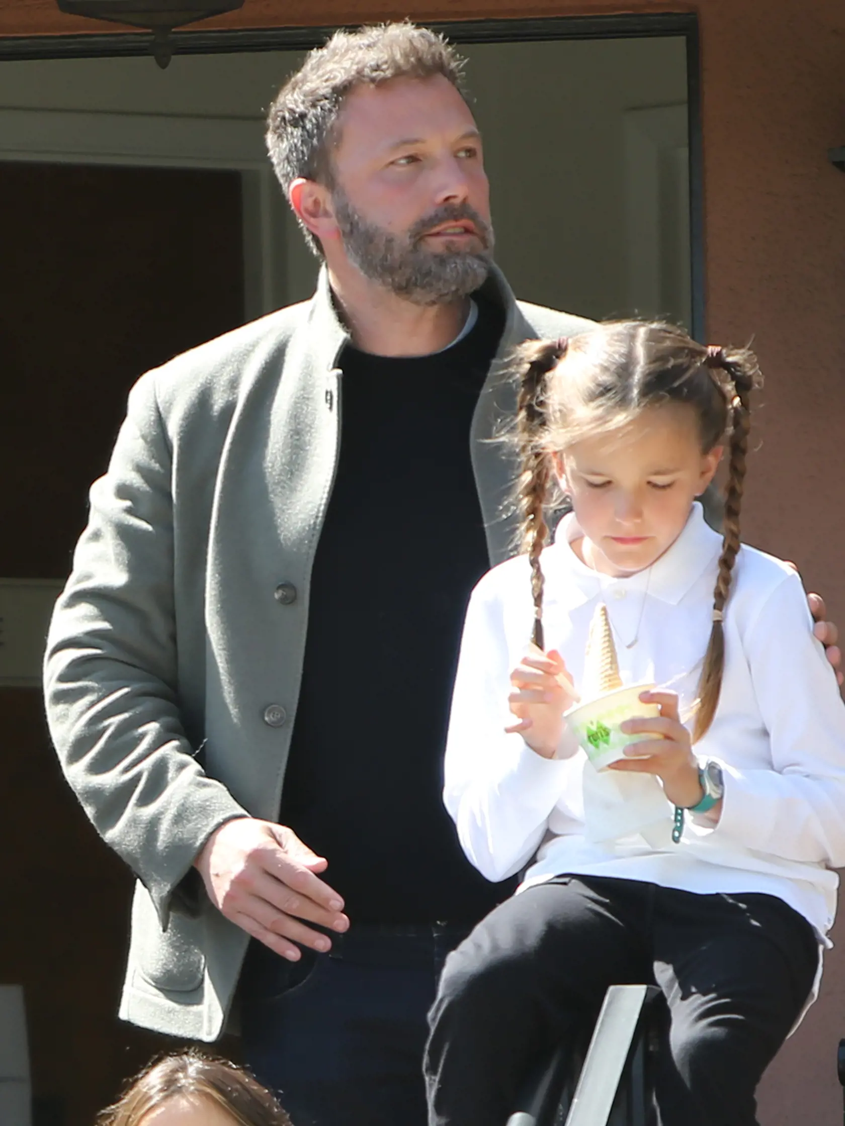 O kríze v manželstve Bena Afflecka a Jennifer Lopez sa už hovorí niekoľko týždňov. Najnovšie zábery hviezdneho herca rovnako neveštia nič dobré. Affleck pôsobí naozaj smutne a strhane.