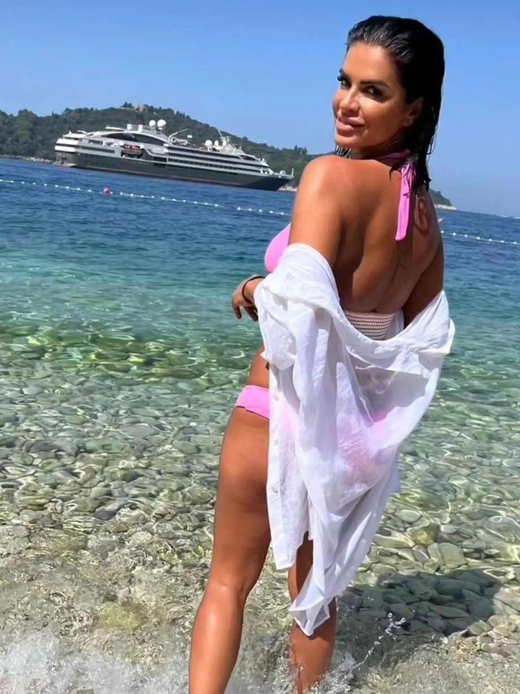 Silvia Šarköziová sa ukázala v bikinách. Aj v 50-ke má telo bohyne!