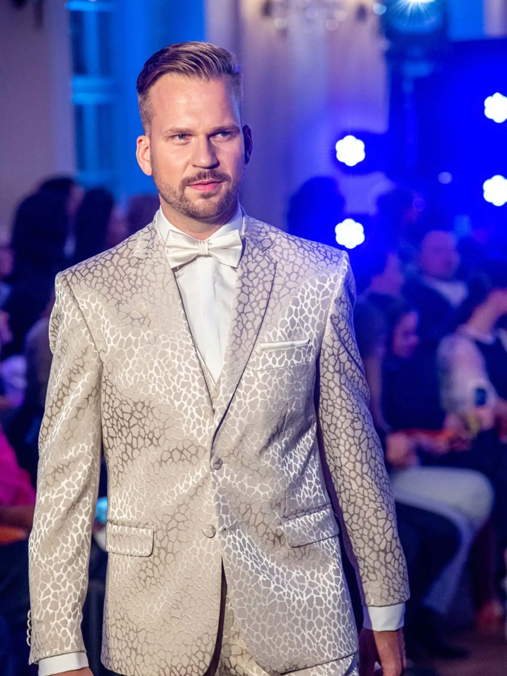 September 2022: Martin Chodúr v úlohe modela na módnej šou v Bratislave.