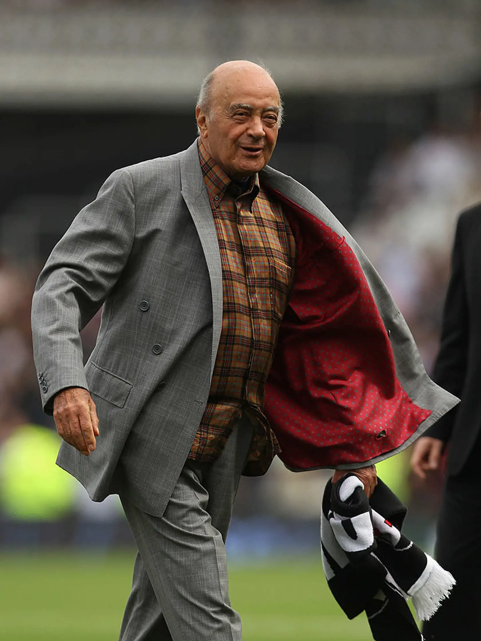 Al-Fayed vlastnil aj futbalový klub FC Fulham. Bývalý manažér jeho ženského tímu uviedol, že hráčky boli pred Fayedom "chránené". "Boli sme si vedomí, že sa mu páčia mladé, blonďavé dievčatá. Tak sme sa len ubezpečili, že k situáciám nemôže dôjsť," povedal pre BBC Gaute Haugenes.